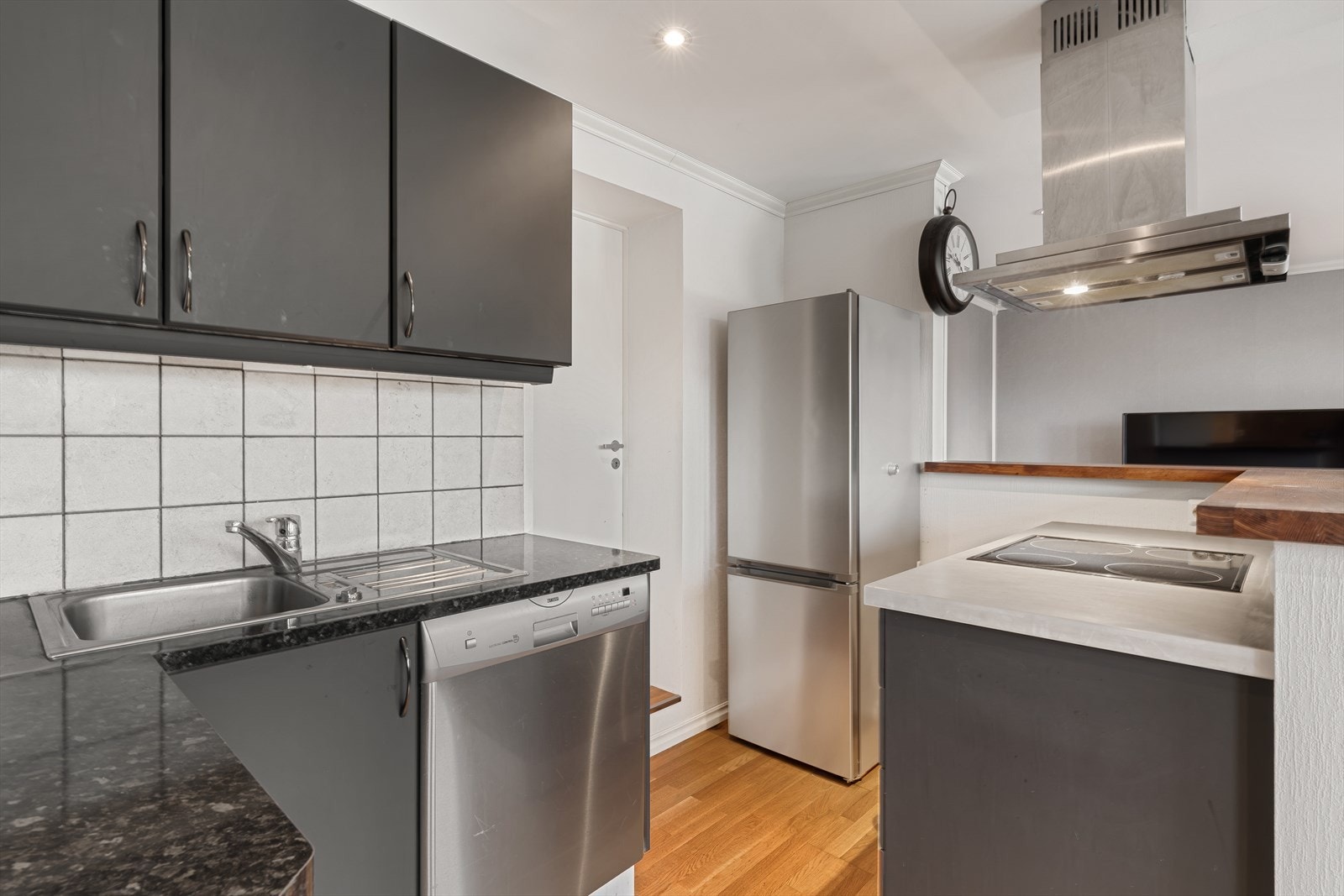 Kjøkkenet har plass til kjøl/fryseskap, oppvaskmaskin og stekeovn. Galleribilde