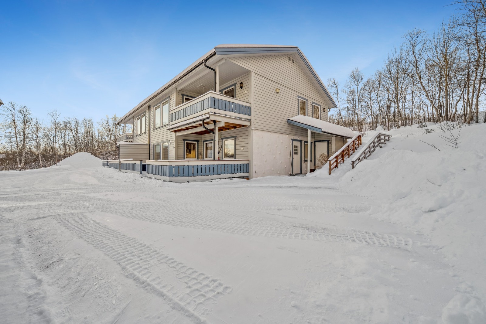 Leiligheten ligger i boligens 2.etg. med adkomst via trapp på siden av boligen Galleribilde