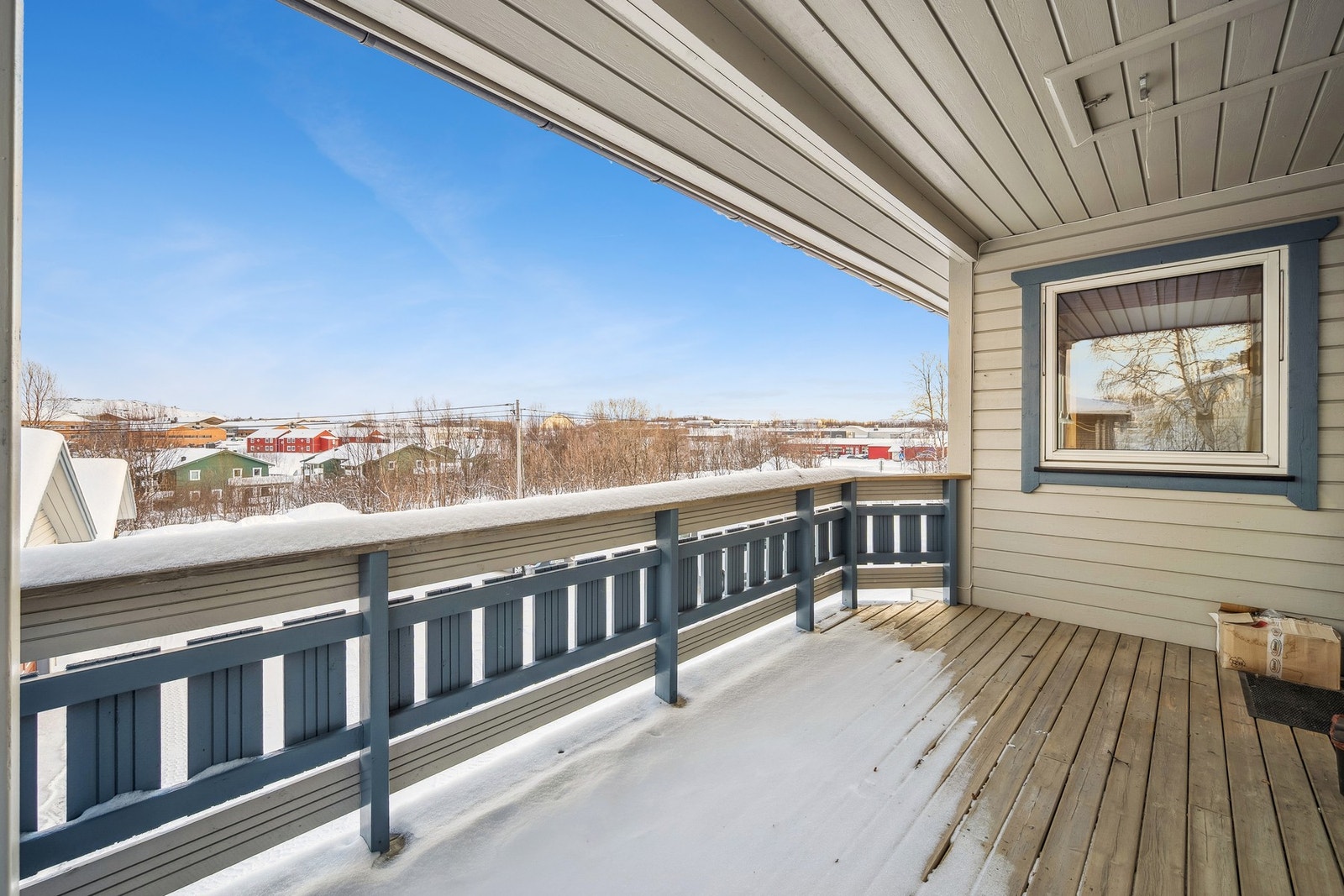 Det er god plass til utemøbler på den overbygde terrassen Galleribilde