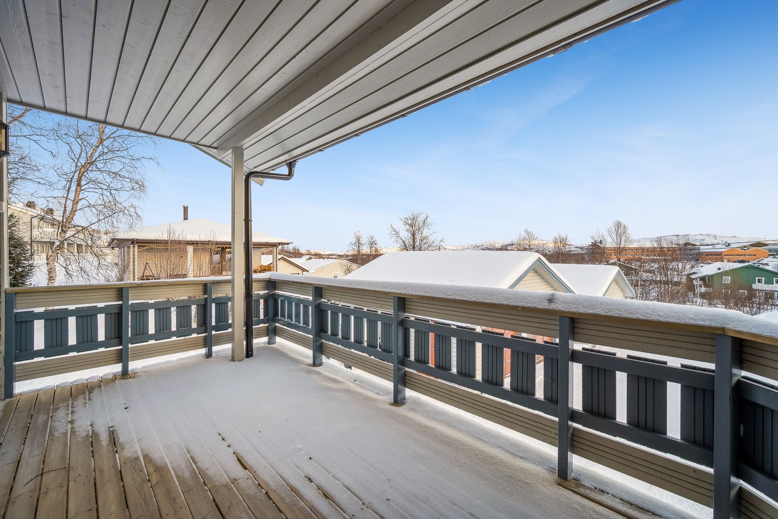 Stor og skjermet terrasse med tak og utsikt Galleribilde