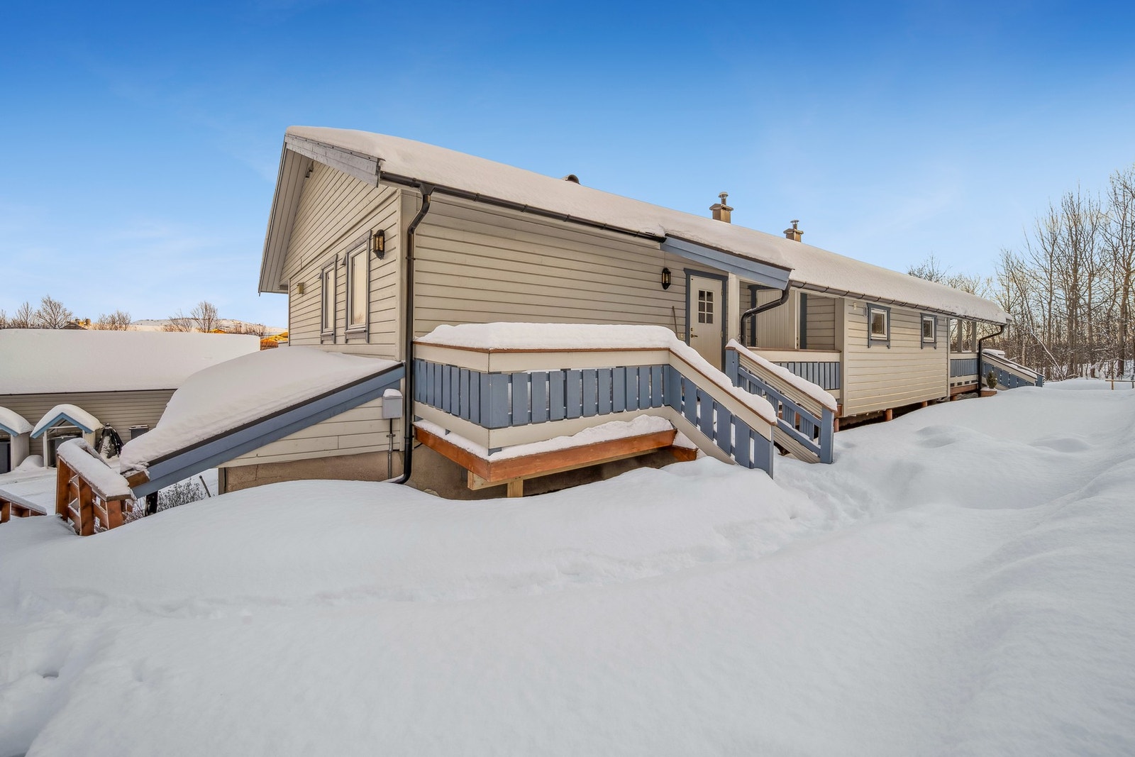 Du finner en praktisk bod ifbm inngangspartiet. Det ble lagt nytt taktekke for ca 2 år siden. Galleribilde