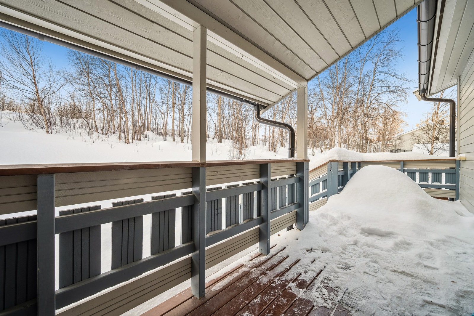 Skjermet inngangsparti med overbygg som gir ly over deler av sonen Galleribilde