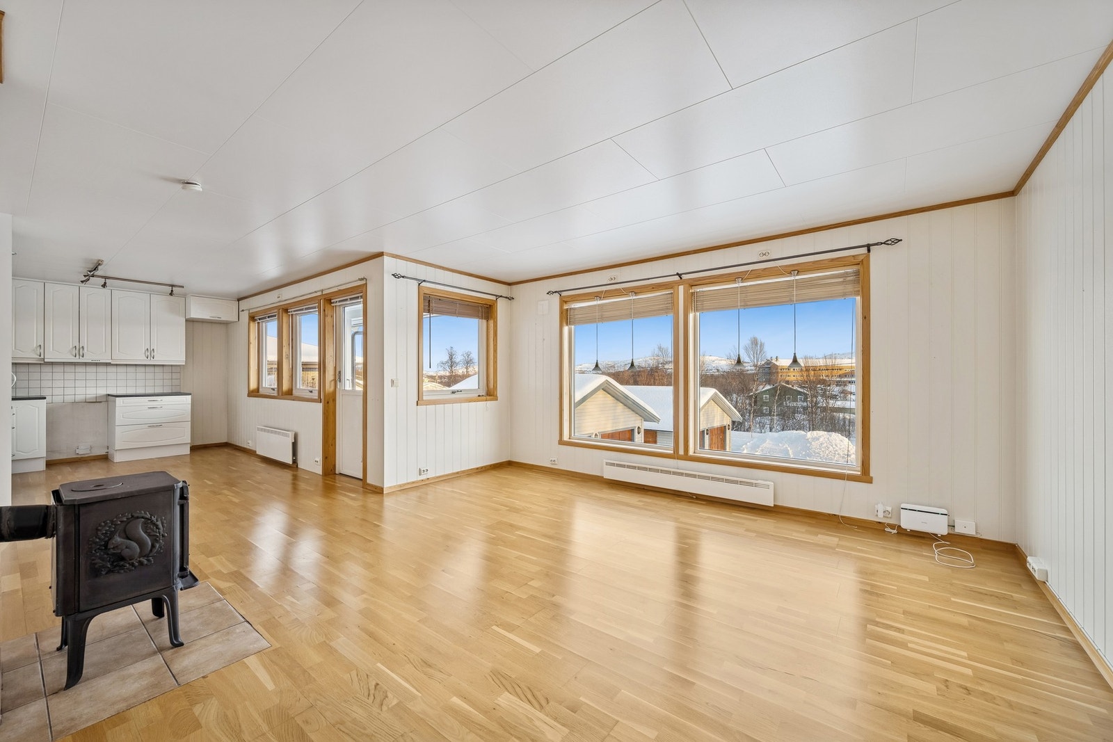 Åpent og moderne oppholdsrom der store vindusflater skaper en behagelig og romslig atmosfære. Galleribilde