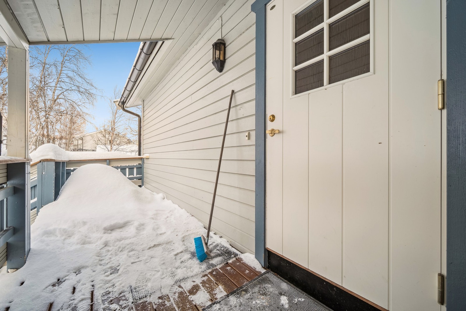 Inngangsparti med plass til små hagemøbler - perfekt for morgenkaffen Galleribilde