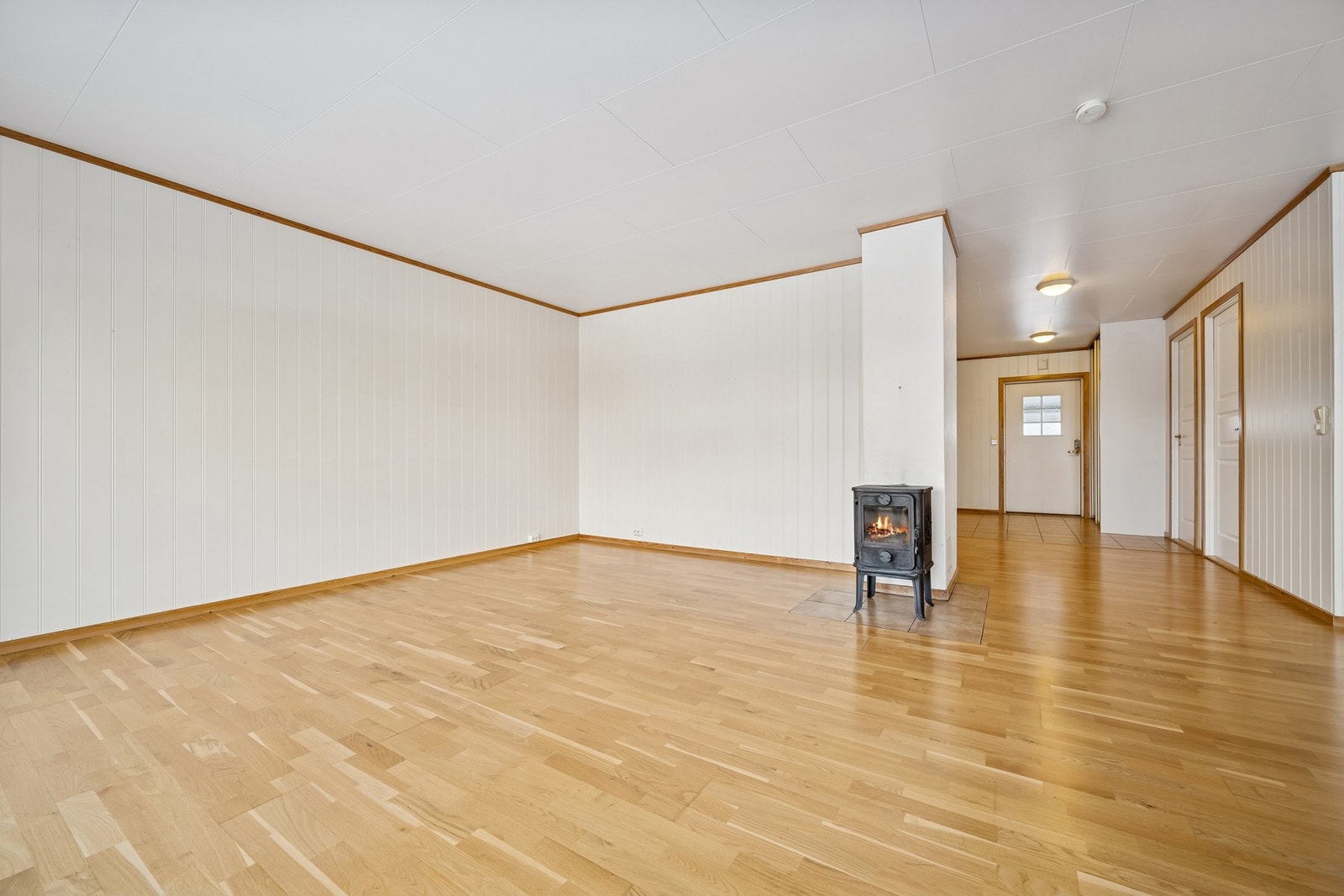 Leiligheten varmes opp med elektrisk og vedovn Galleribilde