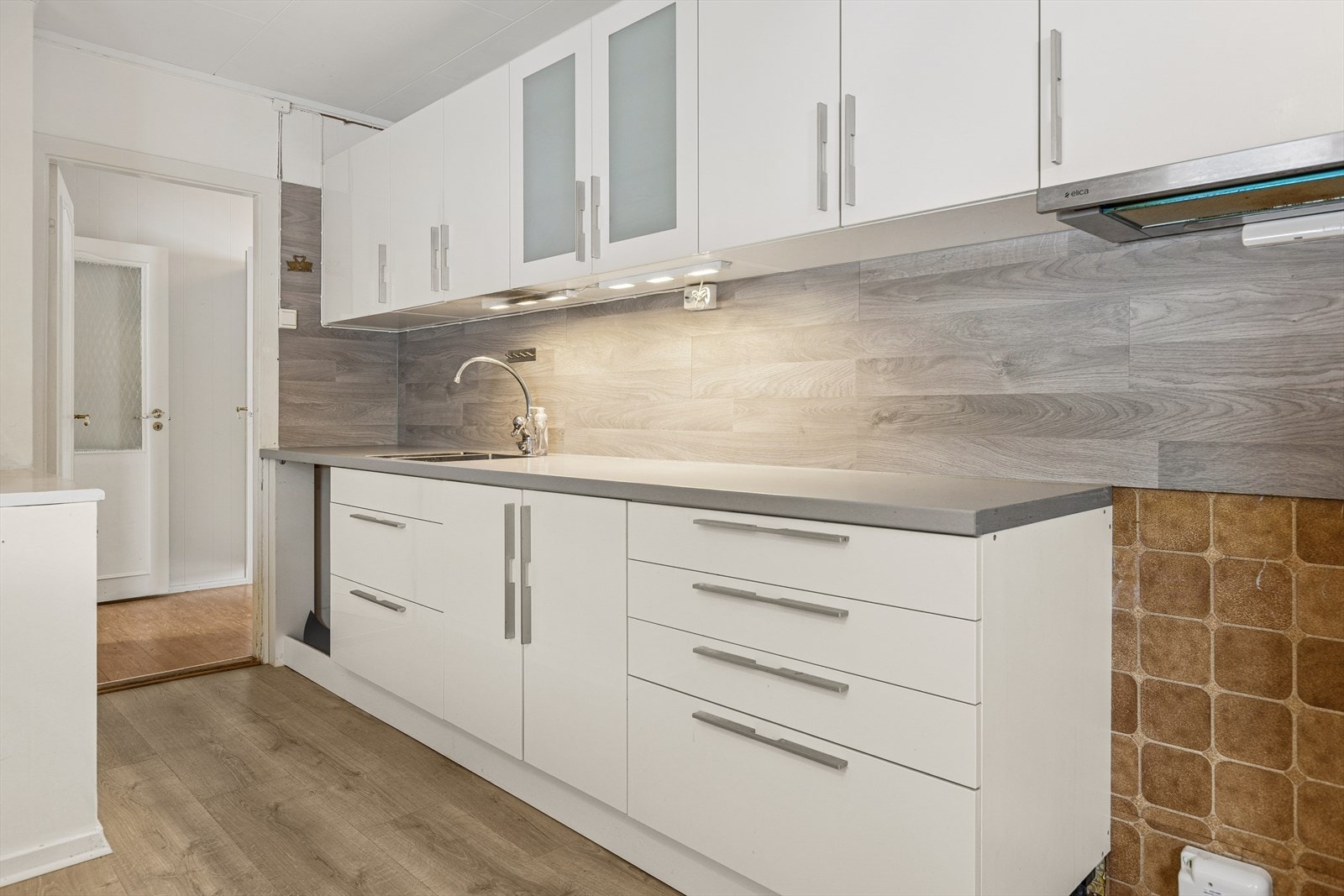 Her har en alt en måtte trenge av skap-, skuff- og benkeplass. Galleribilde