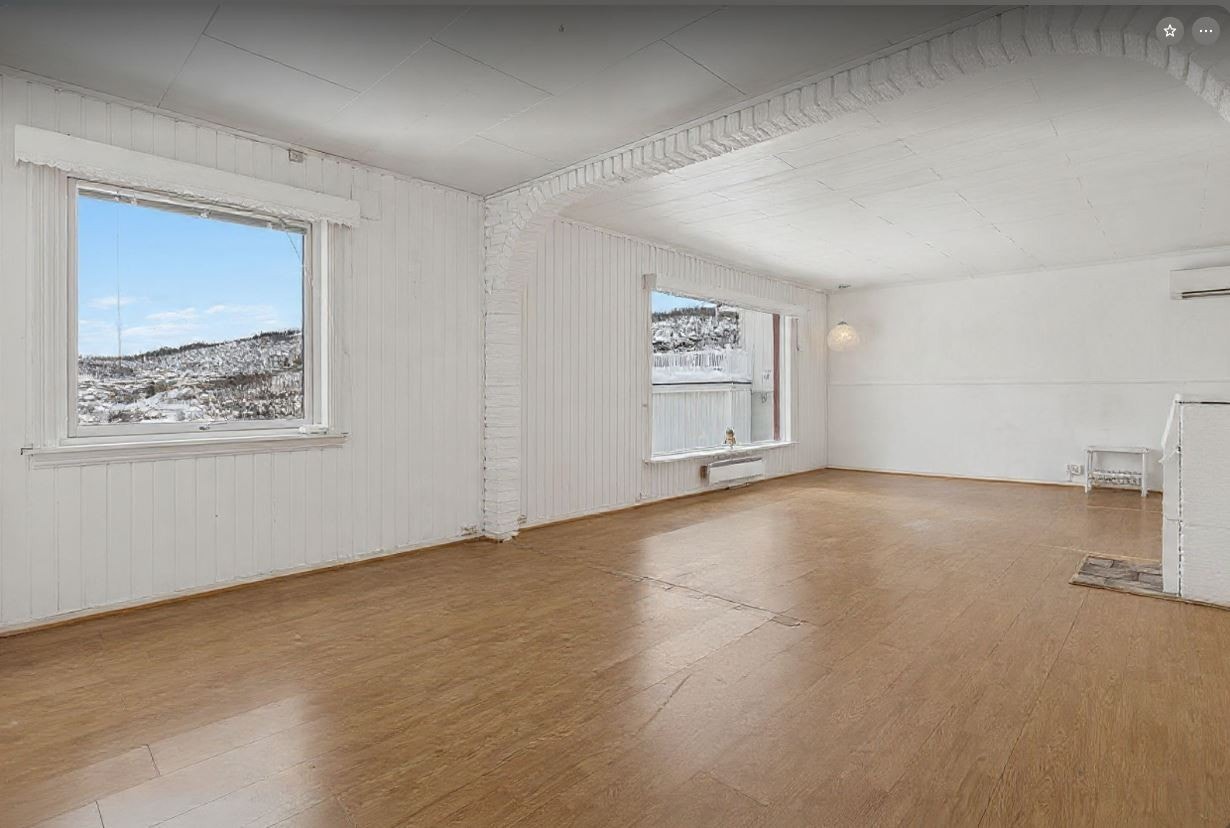 En romslig stue med god plass til både spisesone, sofakrok og sittekrok for å nyte utsikten. Galleribilde