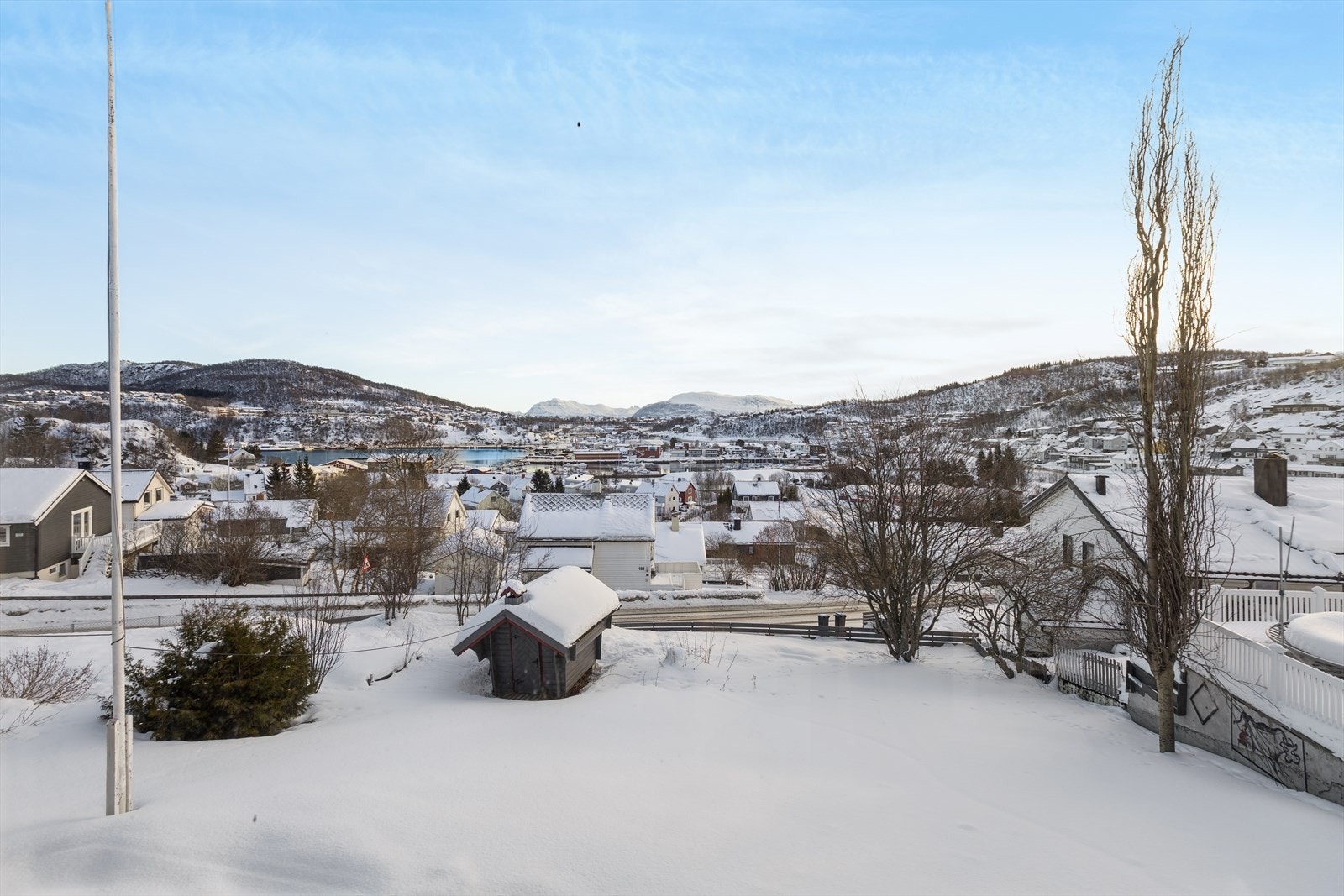 Stor og solrik hage med boltreplass for både store, små og firbeinte. Galleribilde