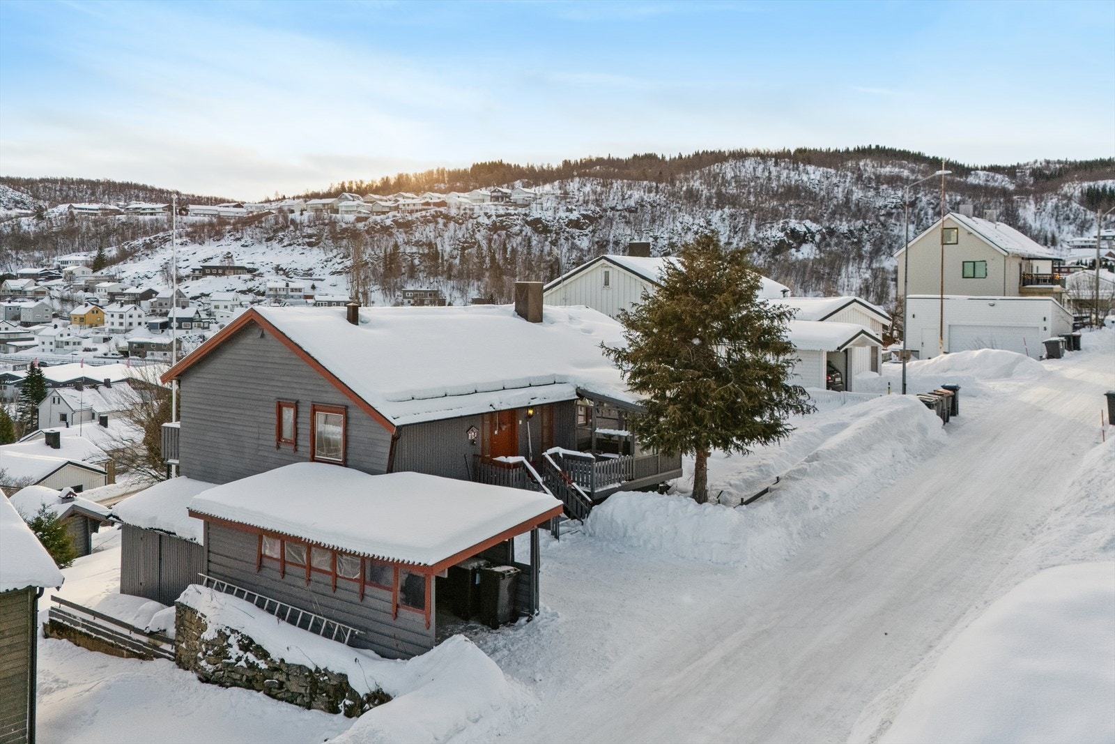 Parkering i carport samt innkjørsel. Galleribilde