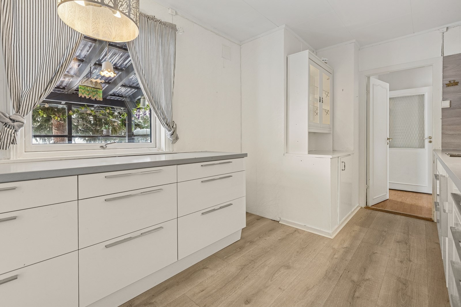 Plass for frittstående komfyr, oppvaskmaskin og kjøl/frys. Galleribilde