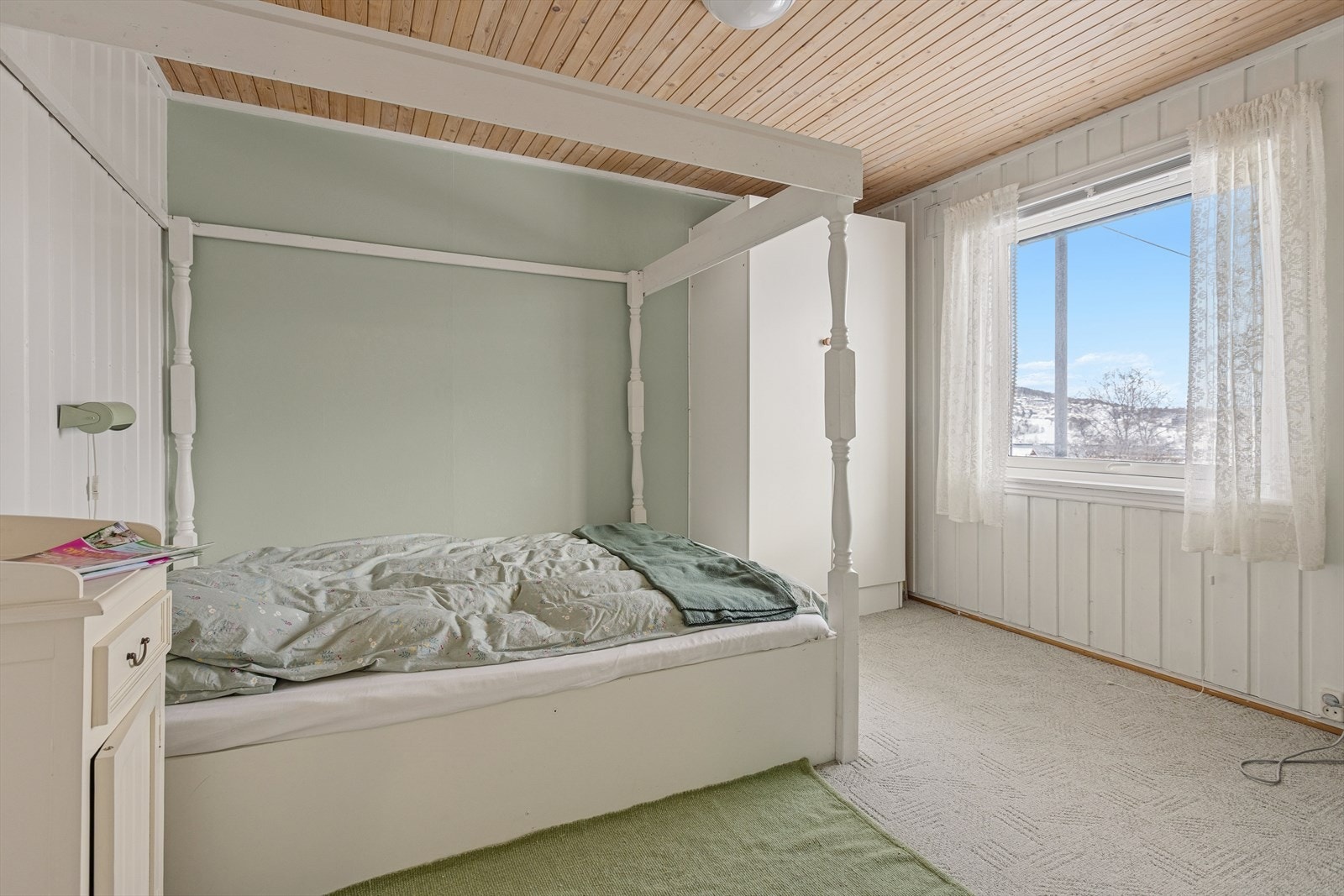 Soverommet er av det romslig slaget og byr på god plass for dobbeltseng, nattbord og garderobe. Galleribilde