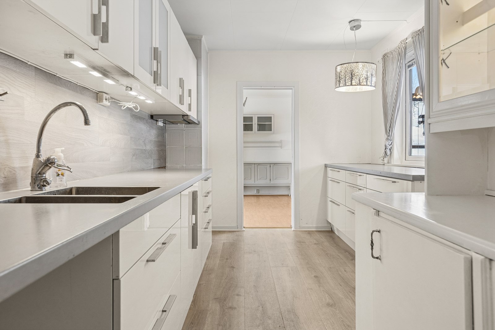 Alt i alt et funksjonelt og godt kjøkken som innbyr til gode smaksopplevelser. Galleribilde