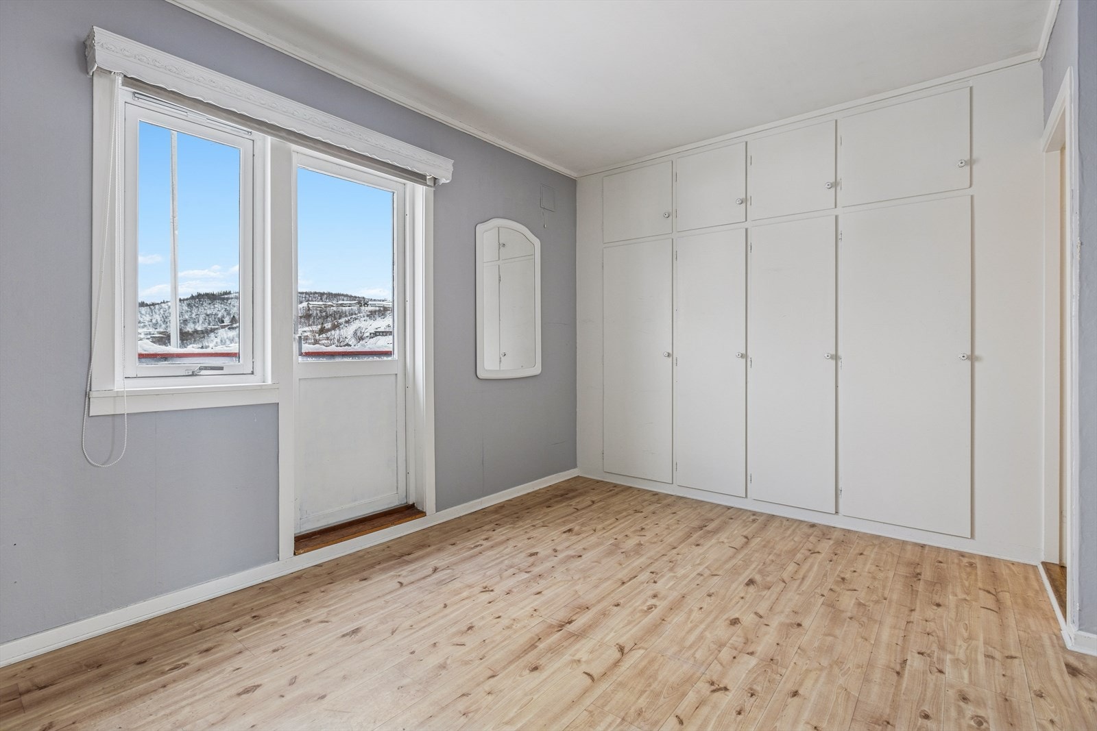 Det er videre utgang til en flott og solrik balkong i front. Galleribilde