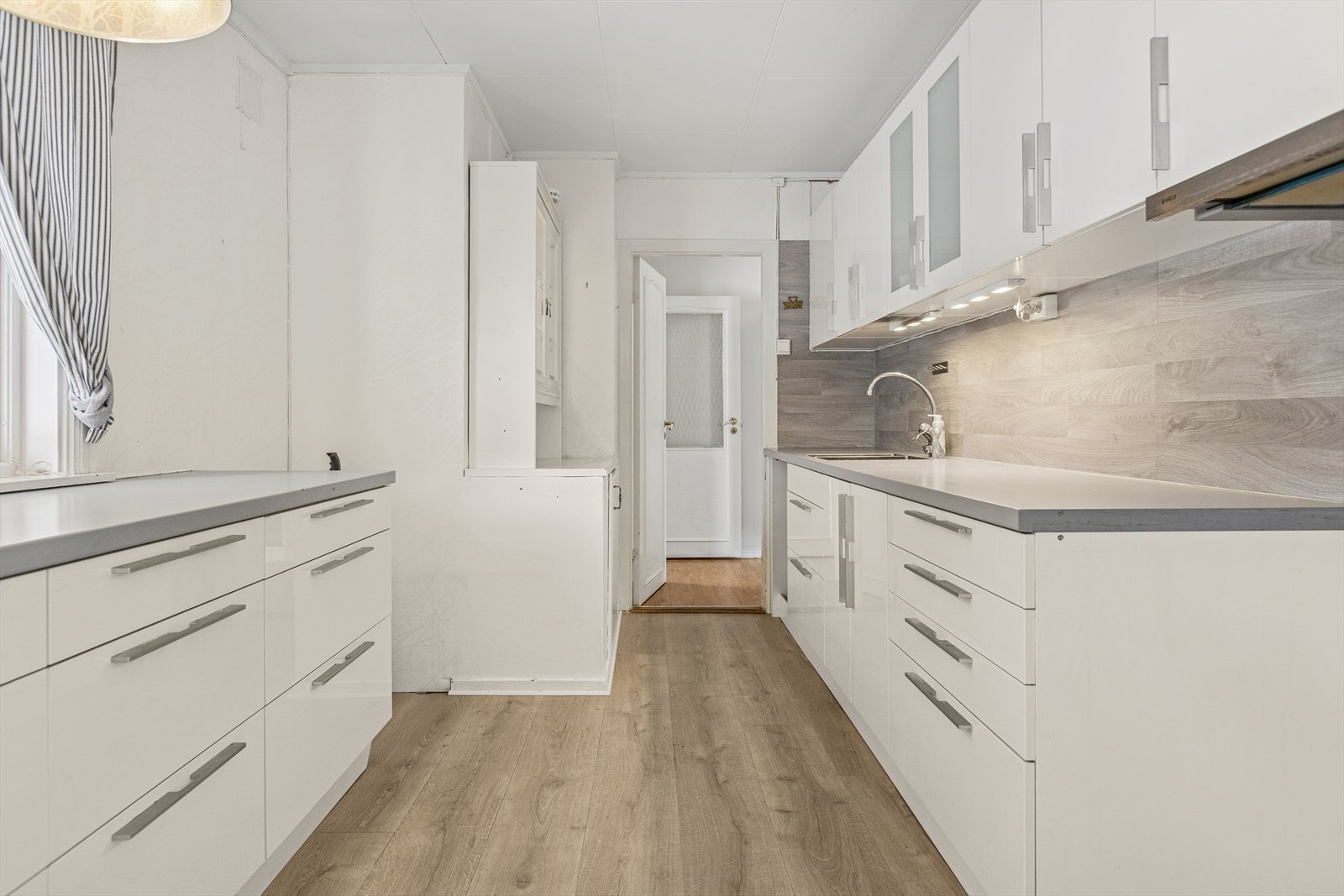 Lyst og tidløst kjøkken fra 2015. Galleribilde