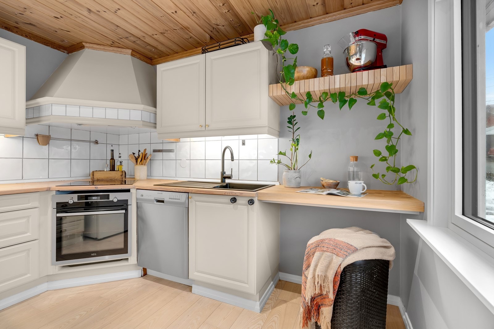 Det er godt med både skapplass og benkeplass, som gjør det funksjonelt og egnet for oppbevaring. Galleribilde