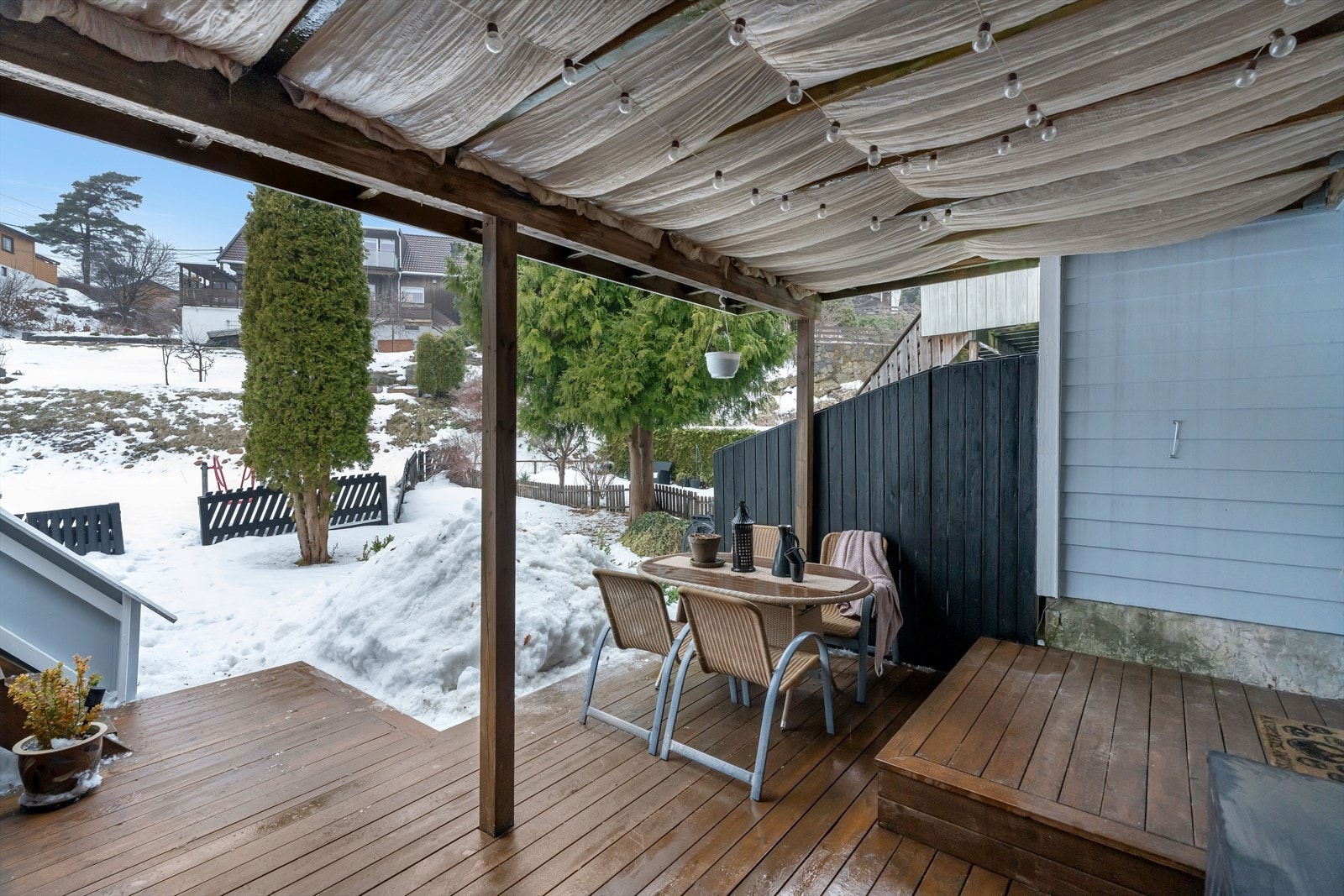 Uteområdet er også skjermet for mye vind, noe som gjør det ekstra behagelig og varmt på sommerdager. Galleribilde