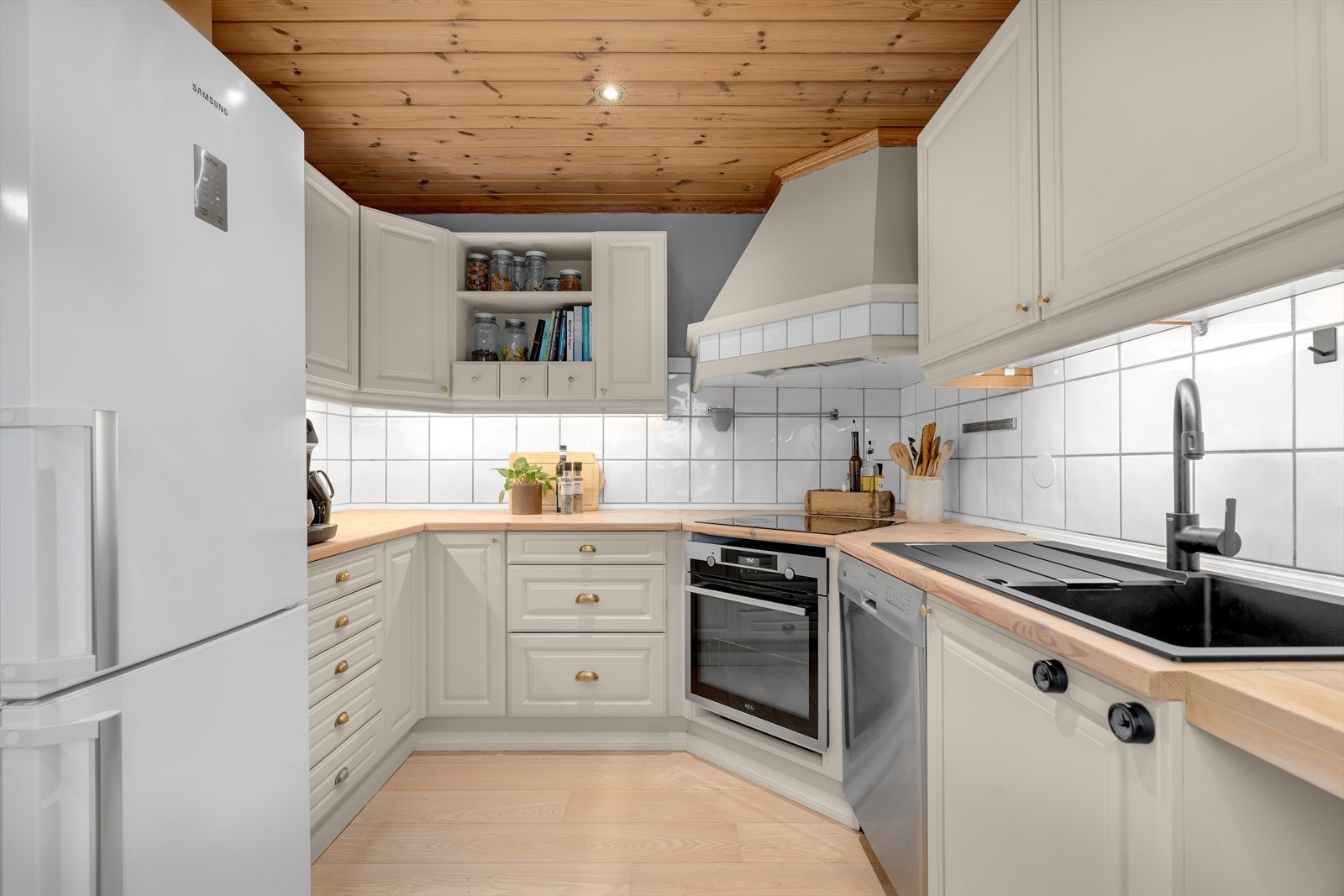 Kjøkkenet er et HTH-kjøkken. En nyere vask i sort, kombinert med et stilrent sort armatur, gir kjøkkenet en moderne og elegant finish. Galleribilde