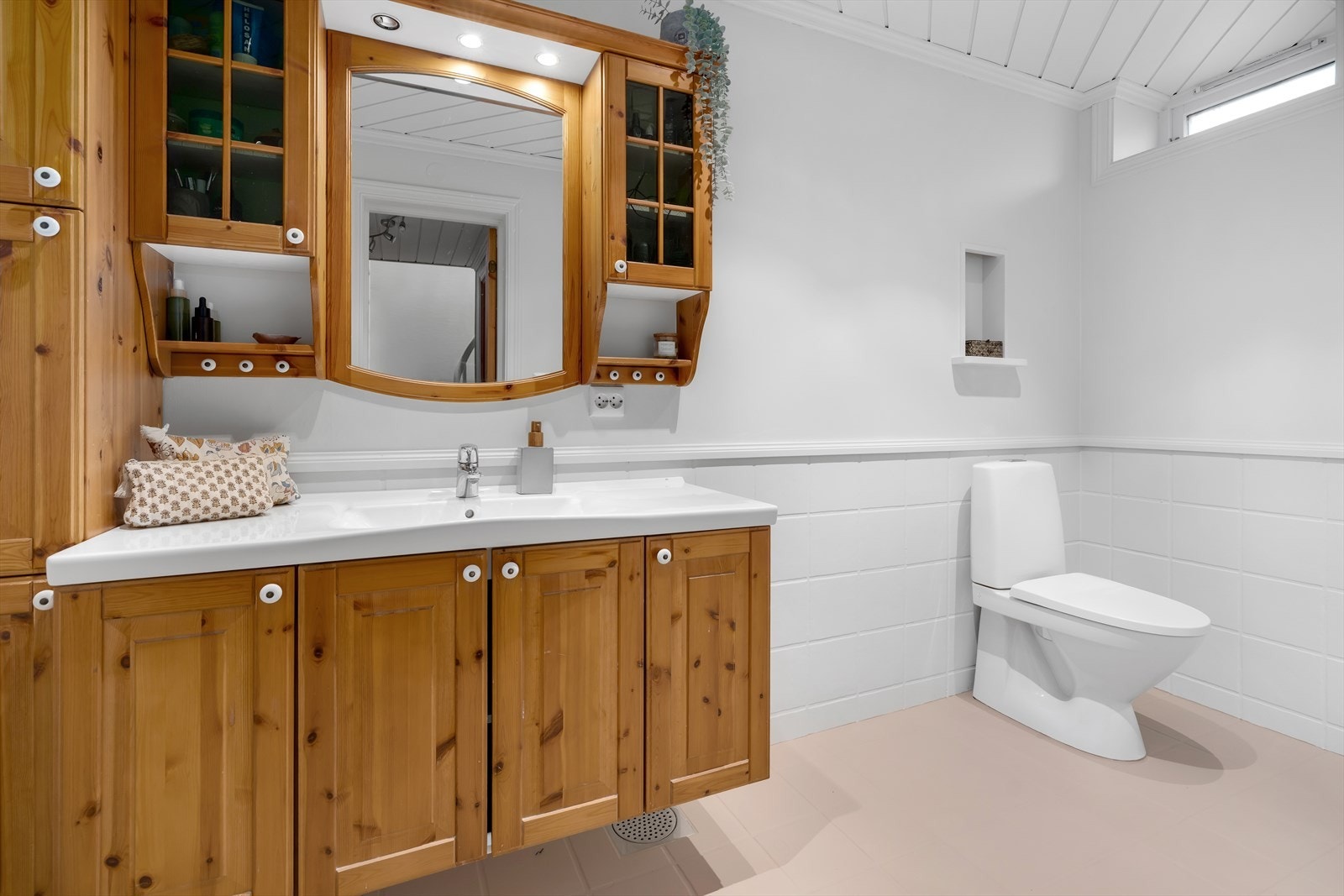 Ventilasjon sikres gjennom en mekanisk avtrekksvifte og en tilluftspalte under/over døren, som bidrar til god luftsirkulasjon. Galleribilde