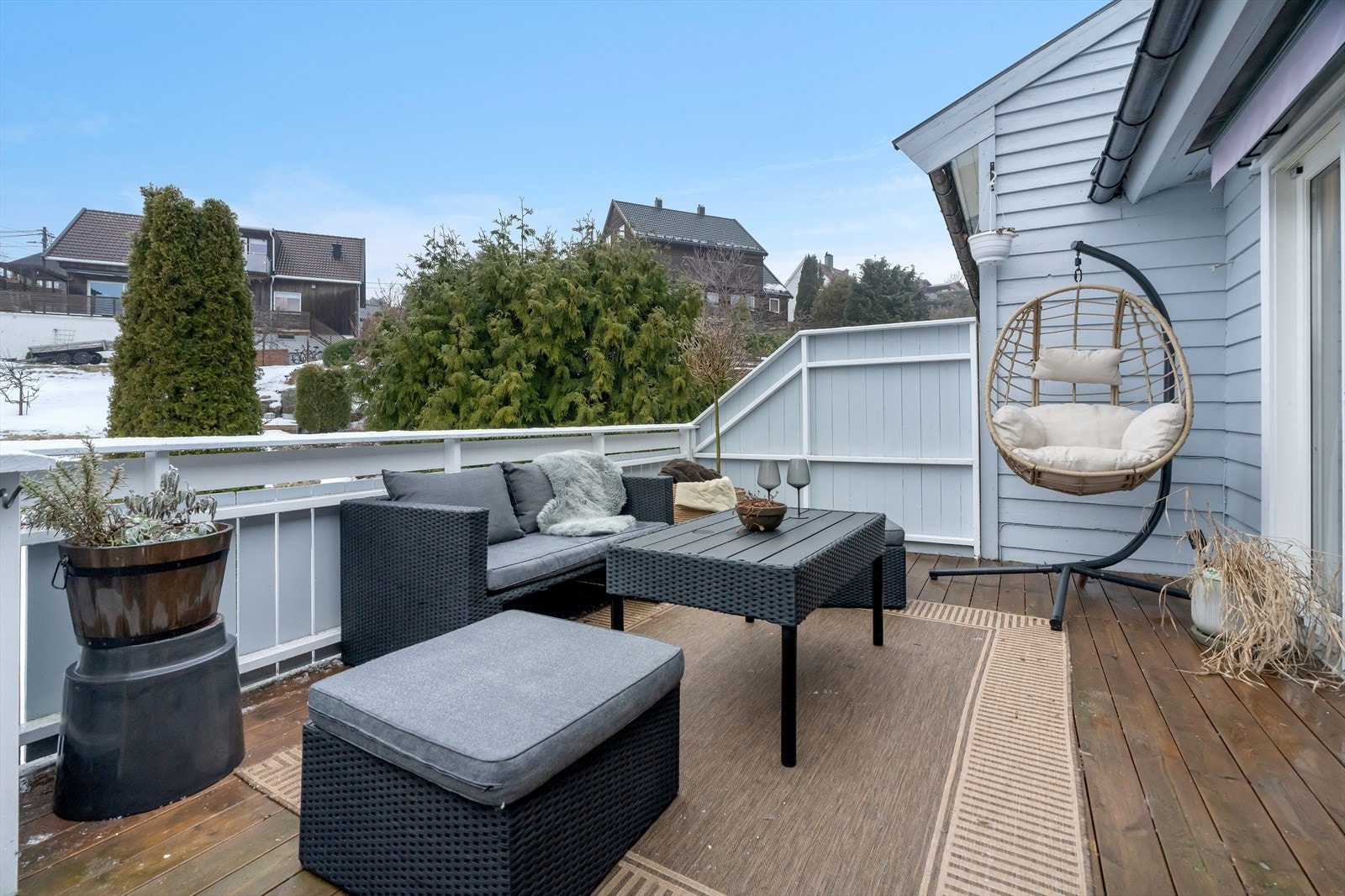 Solforholdene er svært gode, med sol på terrassen fra rundt kl. 11-12 frem til ca. 21:00 på sommeren. Galleribilde