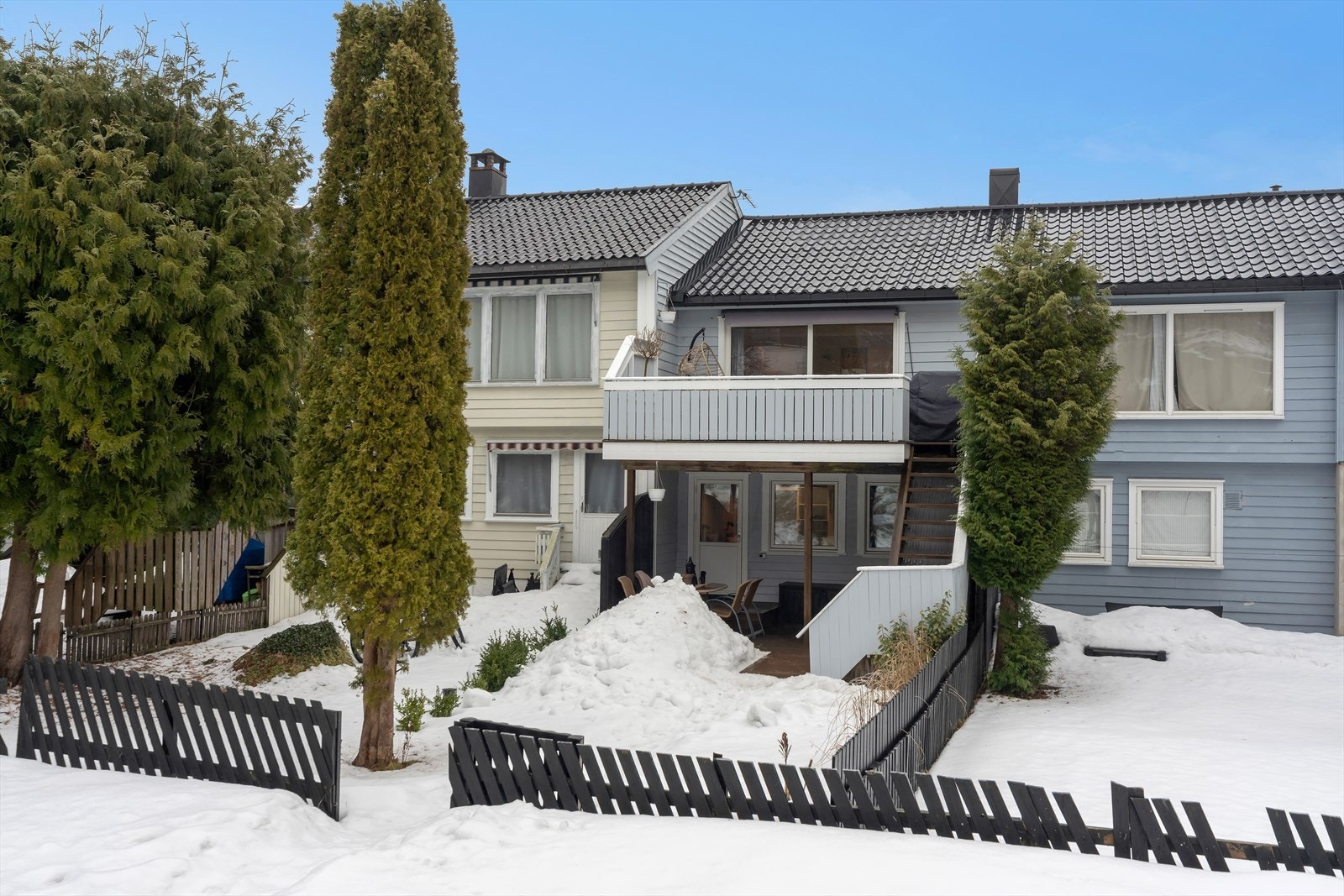 Boligen går over 2 plan og ute venter trivelige uteområder. Galleribilde