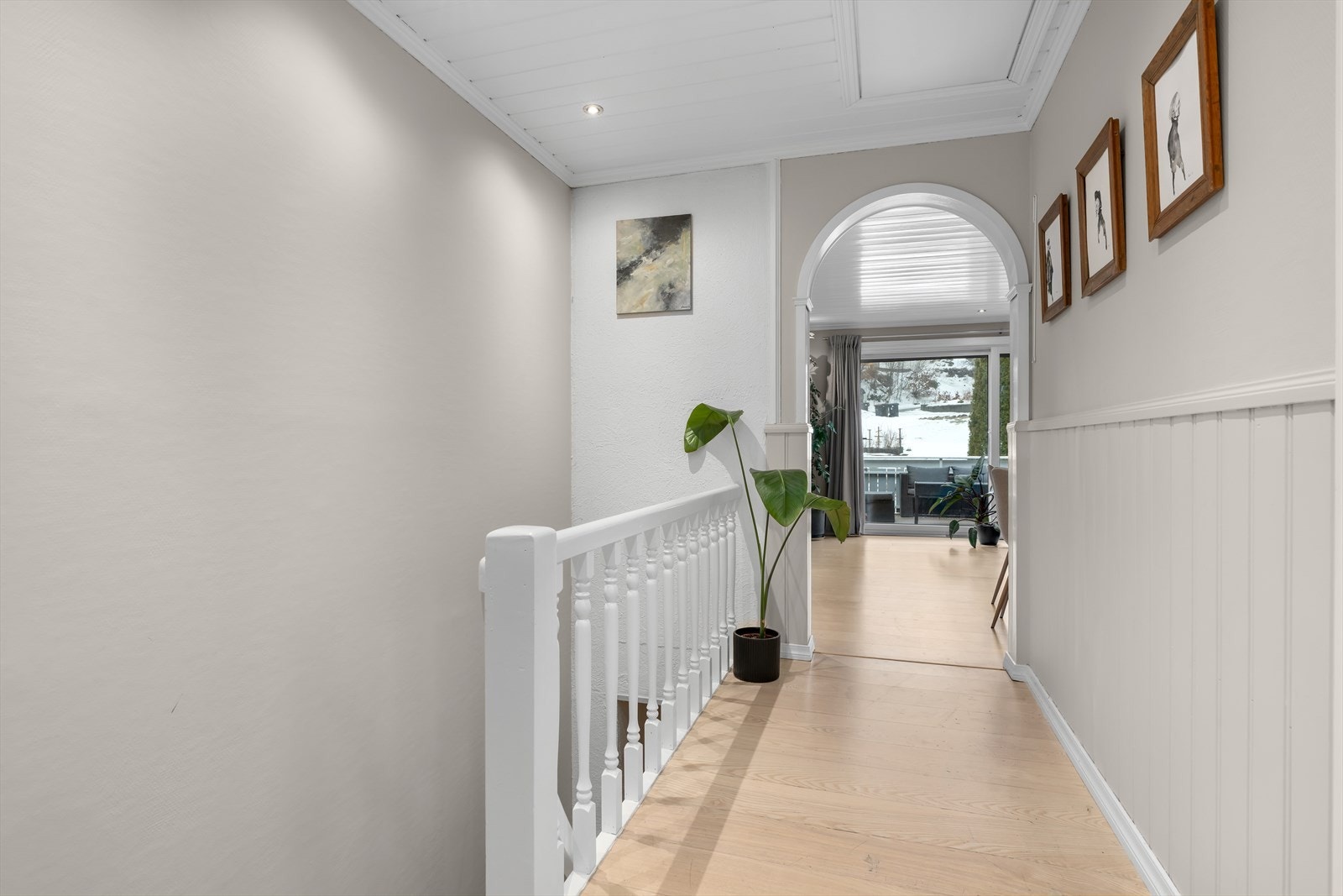 Videre ankommer du en mellomgang. Fra gangen er det tilgang til et stort lagringsplass på loftet. Galleribilde