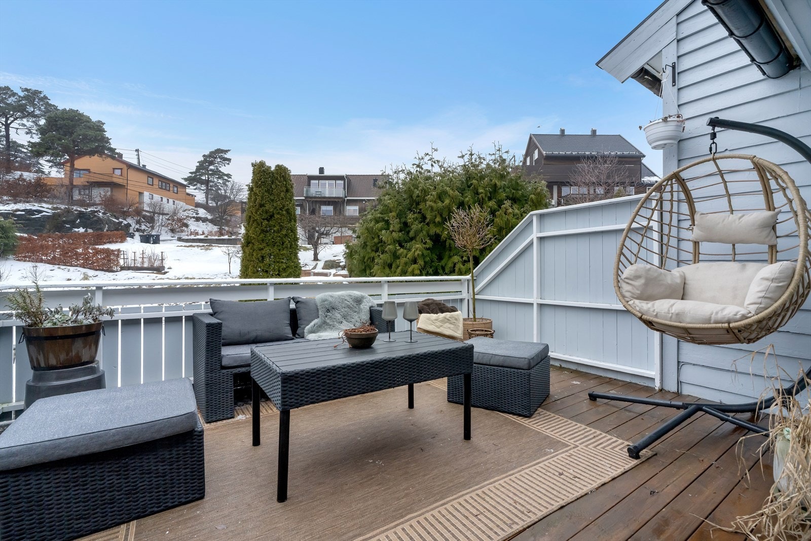 Terrassen er utstyrt med en praktisk markise som kan trekkes ut ved behov. Galleribilde