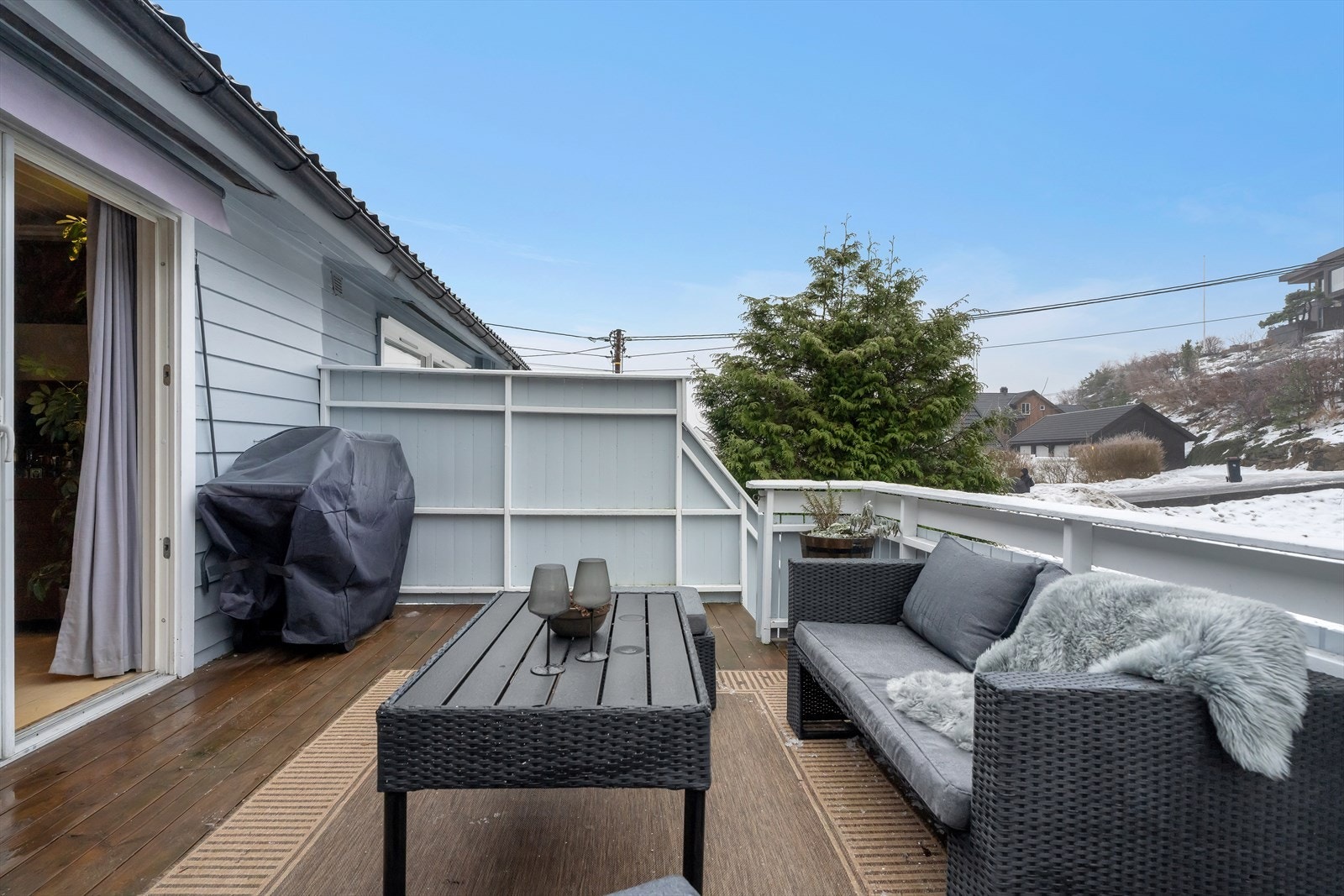 Boligen har en solrik og lun veranda med direkte utgang fra stuen, perfekt for avslapning i solveggen eller sosiale sammenkomster på varme sommerdager. Galleribilde