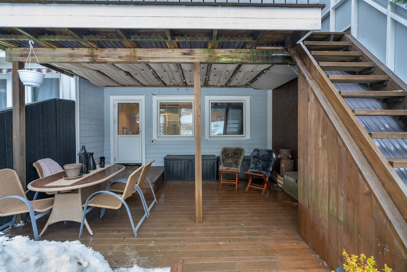 Trapp ned til terrasse samt hageareal. Galleribilde