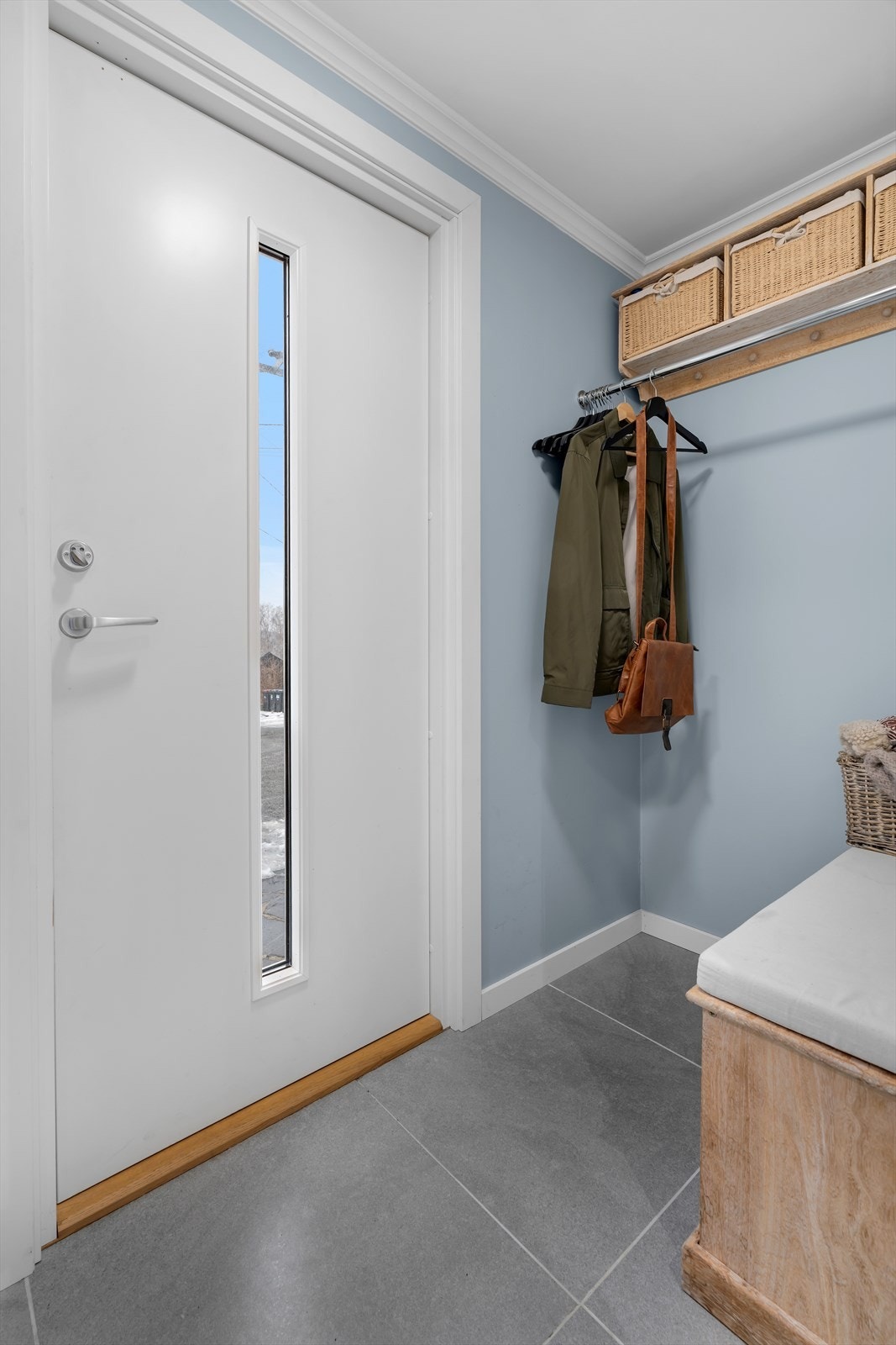 Boligen preges av en praktisk og innbydende entré i 1. etasje, som gir et flott førsteinntrykk. Det påbygde inngangspartiet tilbyr ekstra plass og god oppbevaringsmulighet for yttertøy og sko, noe som skaper en ryddig og funksjonell hverdag. Galleribilde