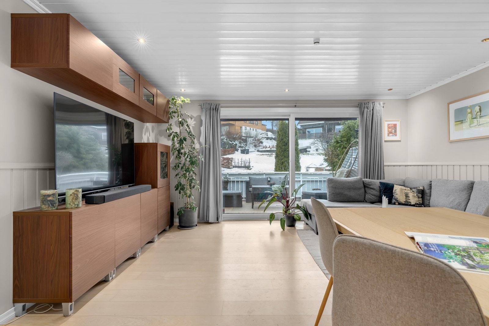 Rommets utforming gir god plass til både salong og spisestuemøbler, naturlig inndelt i funksjonelle soner som gjør det praktisk og anvendelig. Galleribilde