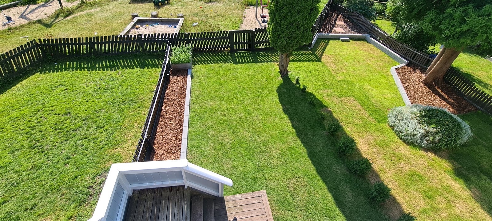 Hagen grenser mot en offentlig lekeplass, som er lett tilgjengelig for barn og familier. Hele uteområdet er innbydende og skaper en hyggelig atmosfære. Galleribilde