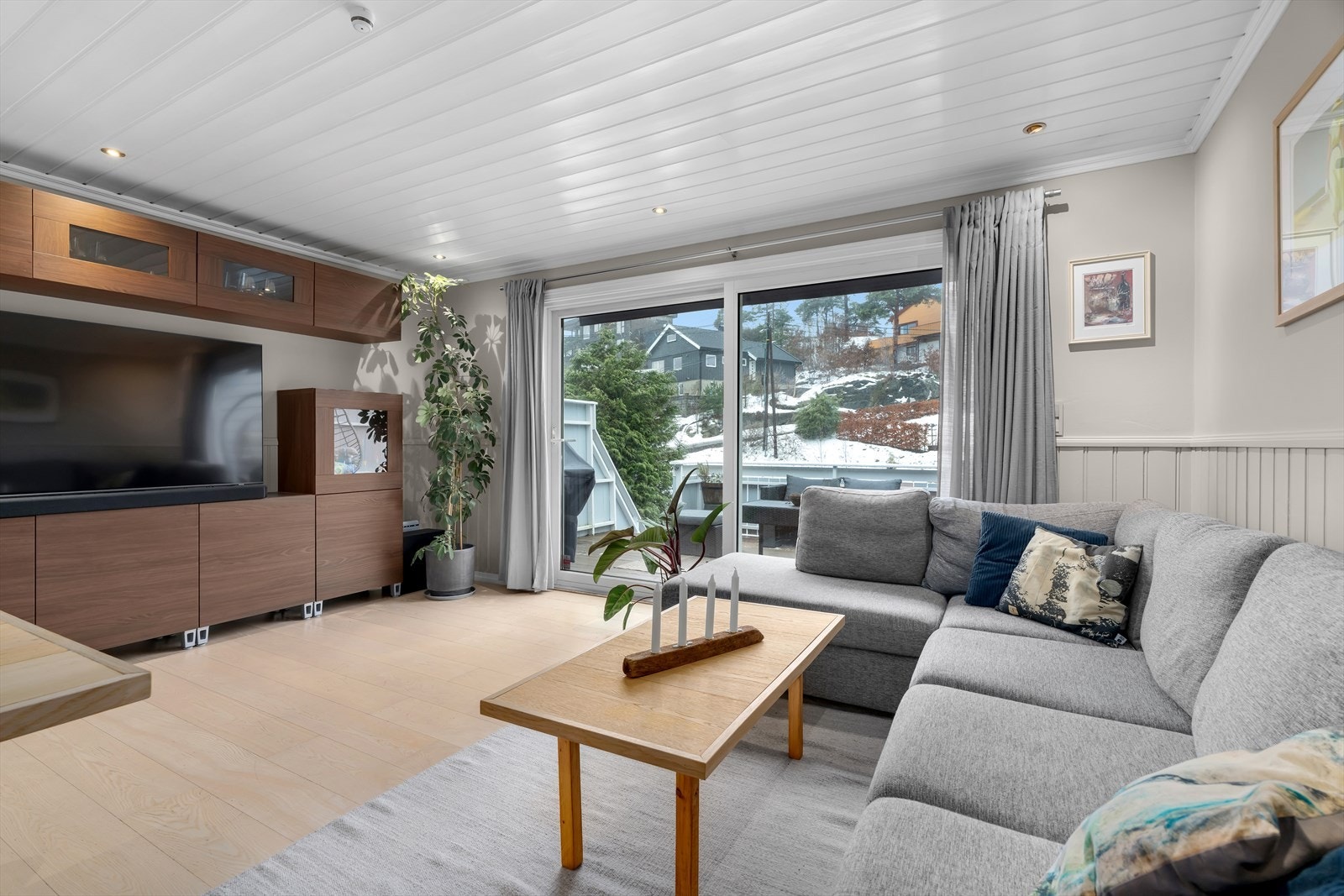 De store vinduene slipper inn mye naturlig lys og forsterker følelsen av romslighet Galleribilde