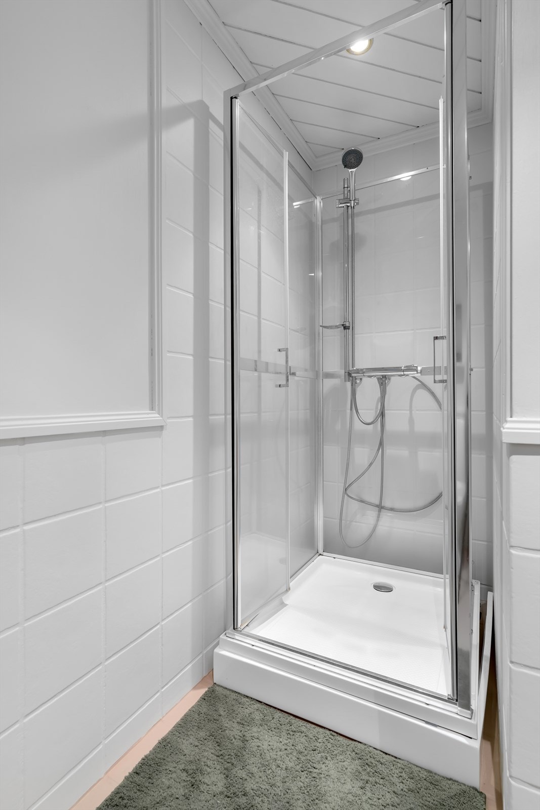 Det er utstyrt med et dusjkabinett, innredning og et toalett. Galleribilde