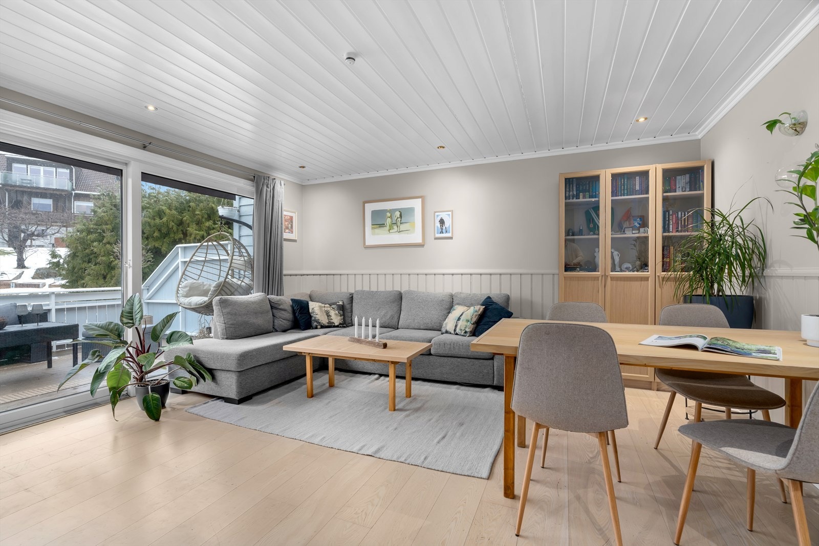 Velkommen til Blåbærsvingen 28E. Blåbærsvingen ligger i et attraktivt, tilbaketrukket og barnevennlig område i Vågsbygd, en av Kristiansands mest populære bydeler. Galleribilde