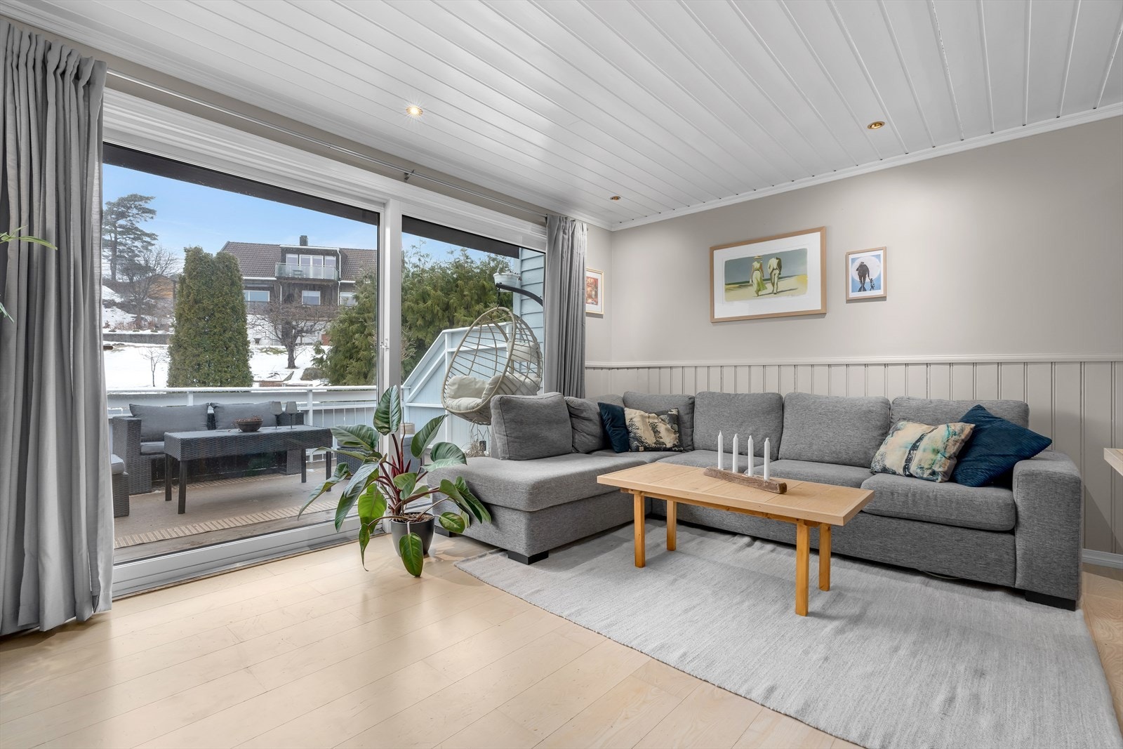 Fra stuen er det direkte adkomst til herlig uteareal. Galleribilde