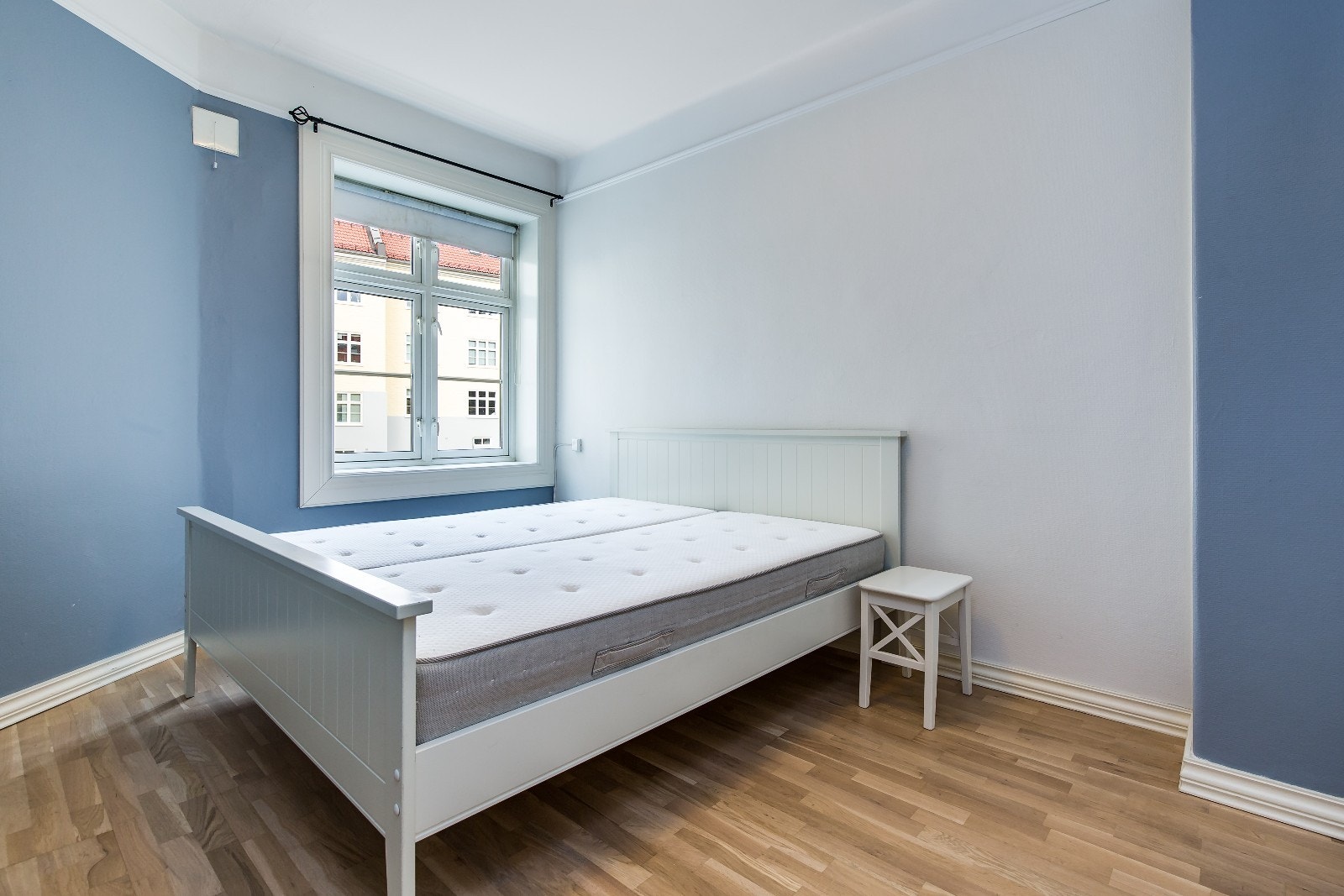 Soverommet har dobbeltseng og stor skyvedørsgarderobe. Vender inn mot stille bakgård. Galleribilde