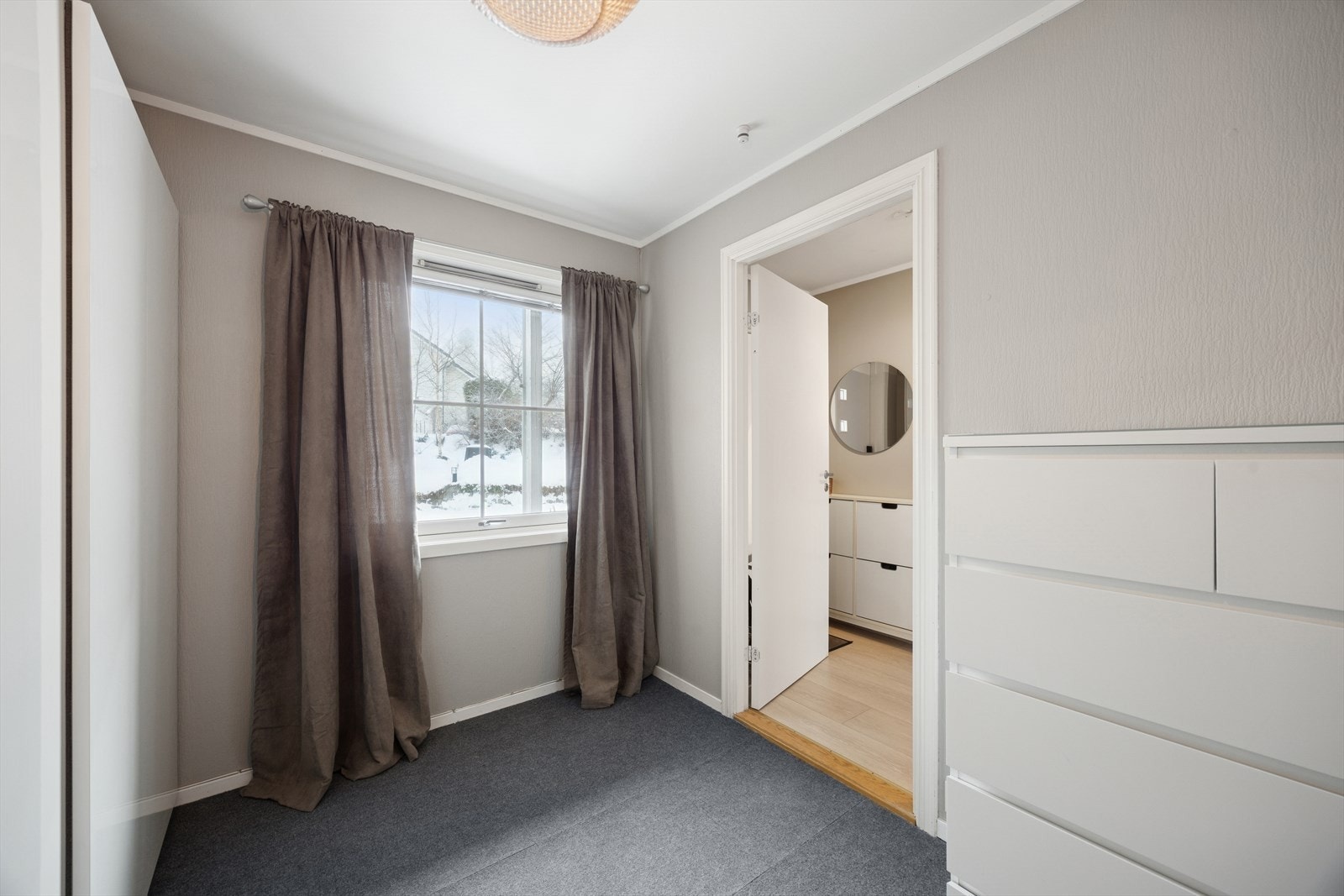 Det ene soverommet er har teppefliser på gulvet som gir en lun atmosfære Galleribilde