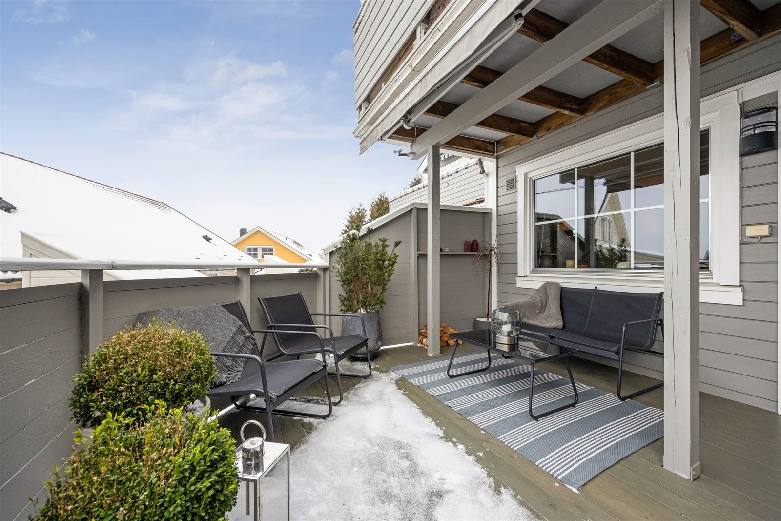 Solrikt og usjenert uteområde med god plass til møblering - elektrisk markise, utebelysning og strømuttak gjør sonen ekstra brukervennlig Galleribilde