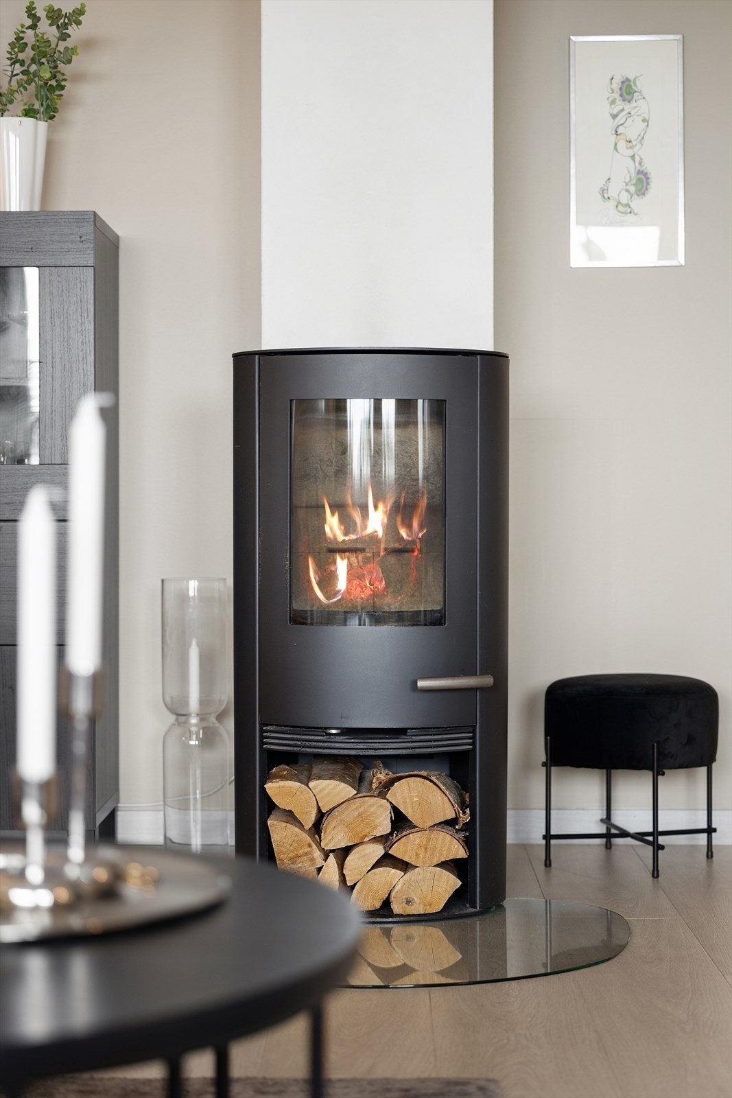 Stilfull vedovn fungerer som et varmt og dekorativt midtpunkt - perfekt for kjølige kvelder Galleribilde