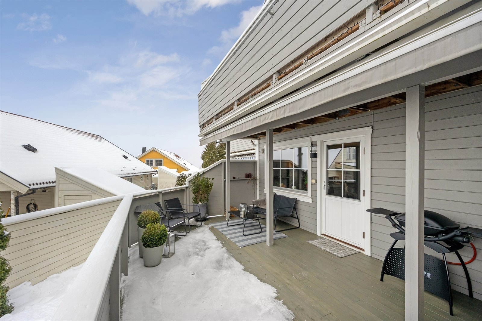 Fra stuen er det terrassedør ut til stor terrasse i rolige omgivelser Galleribilde