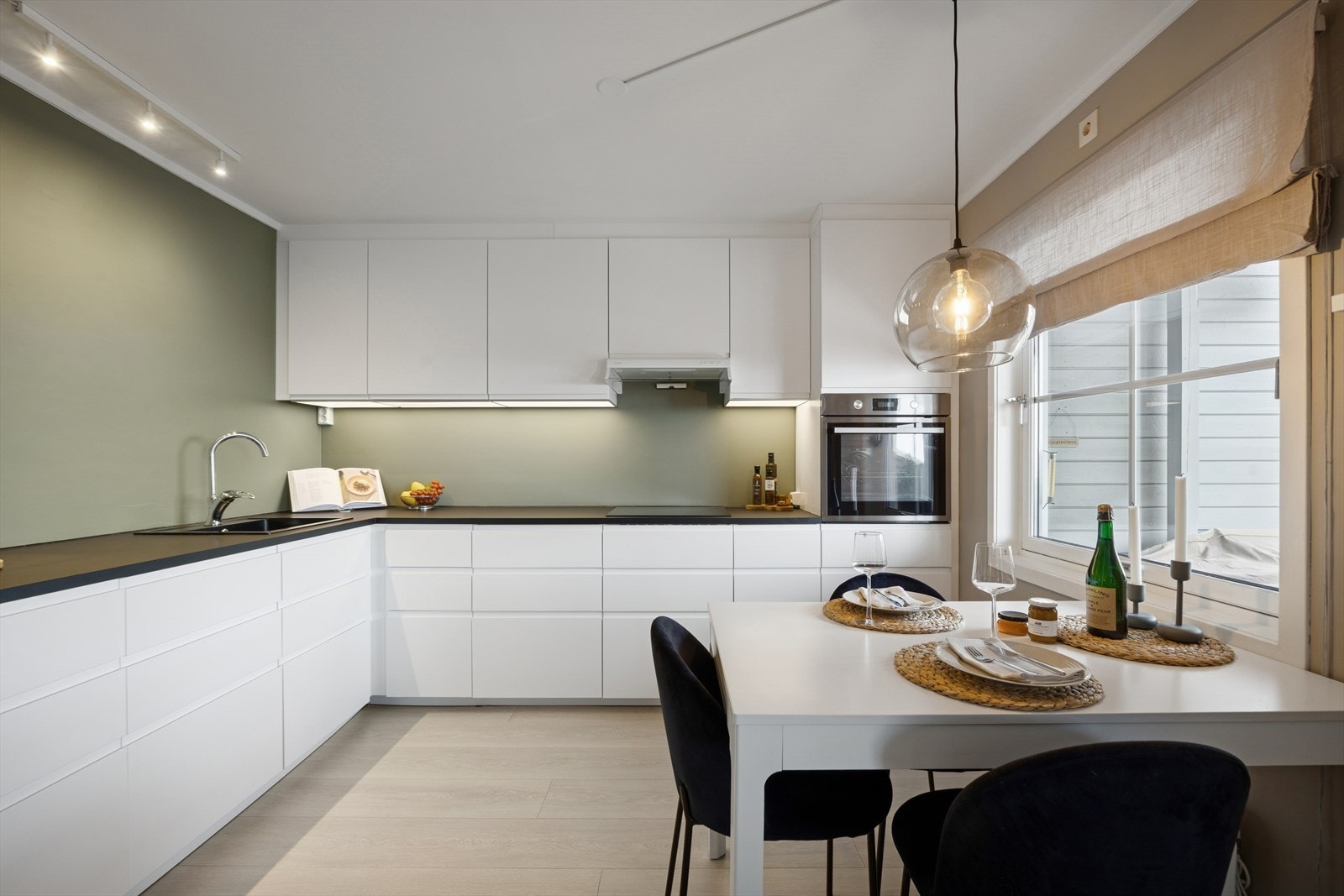 Kjøkkenet har en moderne IKEA-innredning fra 2024. Det fremstår stilrent med glatte fronter, laminert benkeplate og nedfelt oppvaskkum Galleribilde