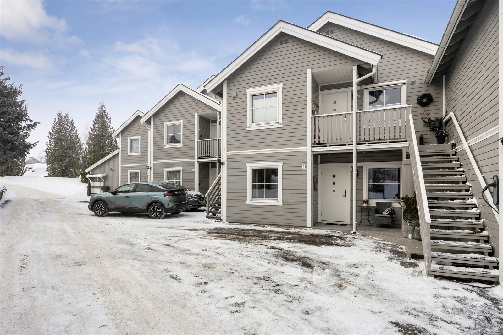 Leiligheten disponerer 1 parkeringsplass rett utenfor inngangsdøren med elbillader Galleribilde