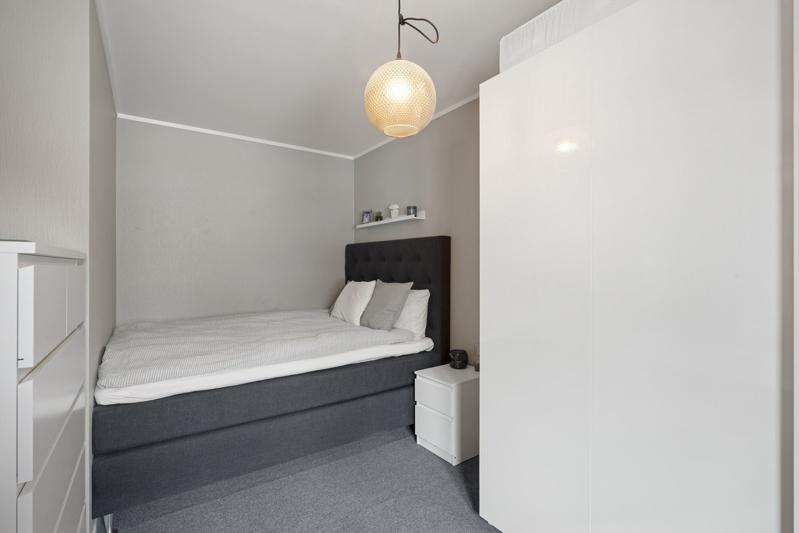 Begge soverommene følger det samme gjennomgående farge- og materialvalget som resten av leiligheten, noe som skaper en harmonisk og helhetlig atmosfære Galleribilde