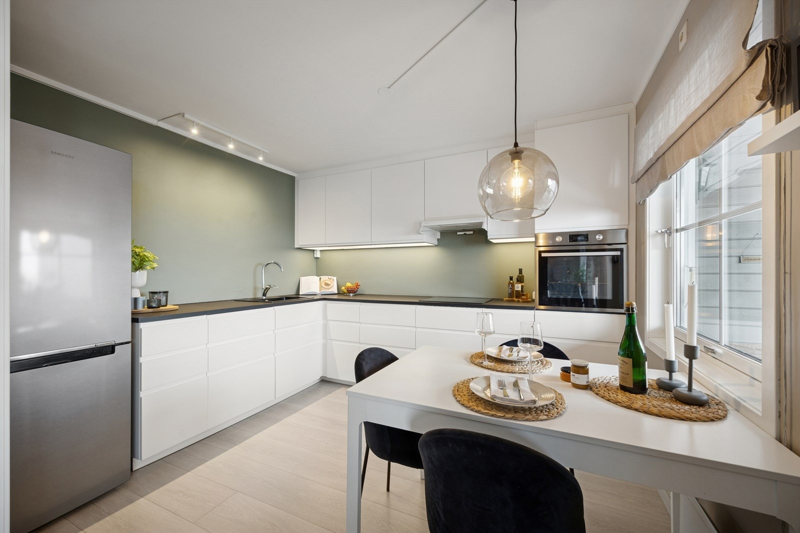 Kjøkkenløsning i vinkel gir svært god oppbevaringsplass gjennom en god kombinasjon av skuffer og skap Galleribilde