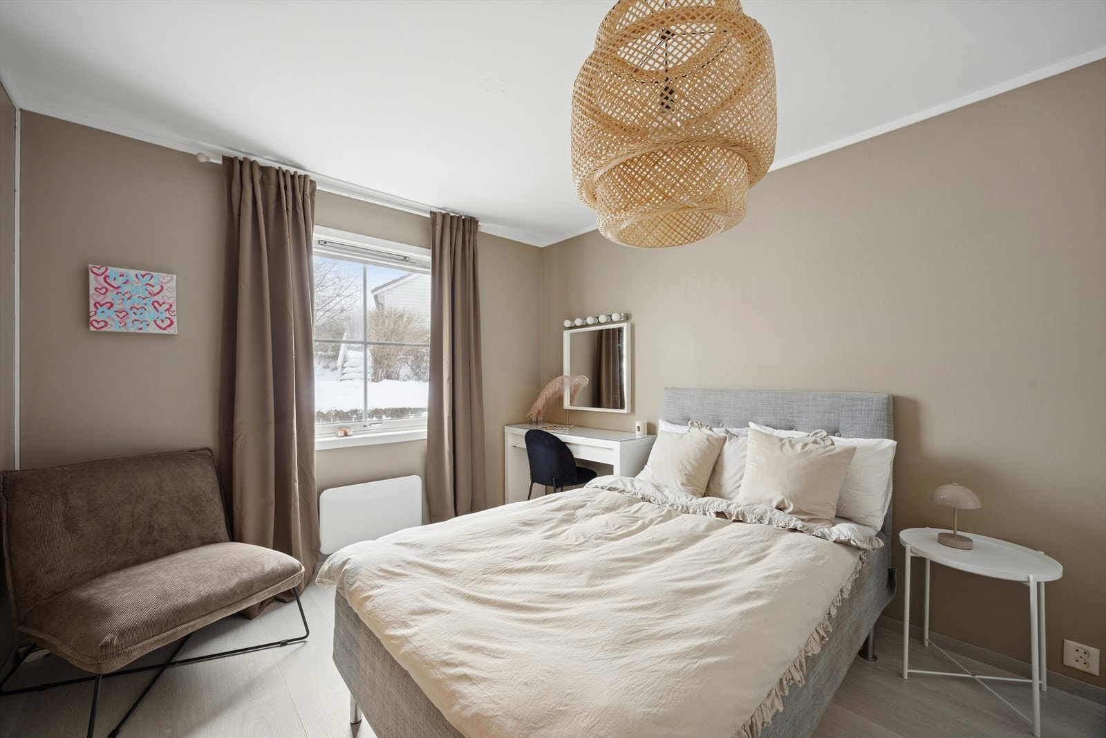 Soverommene er utstyrt med praktiske garderobeløsninger med stilrene, glatte fronter som gir rikelig med oppbevaringsplass Galleribilde