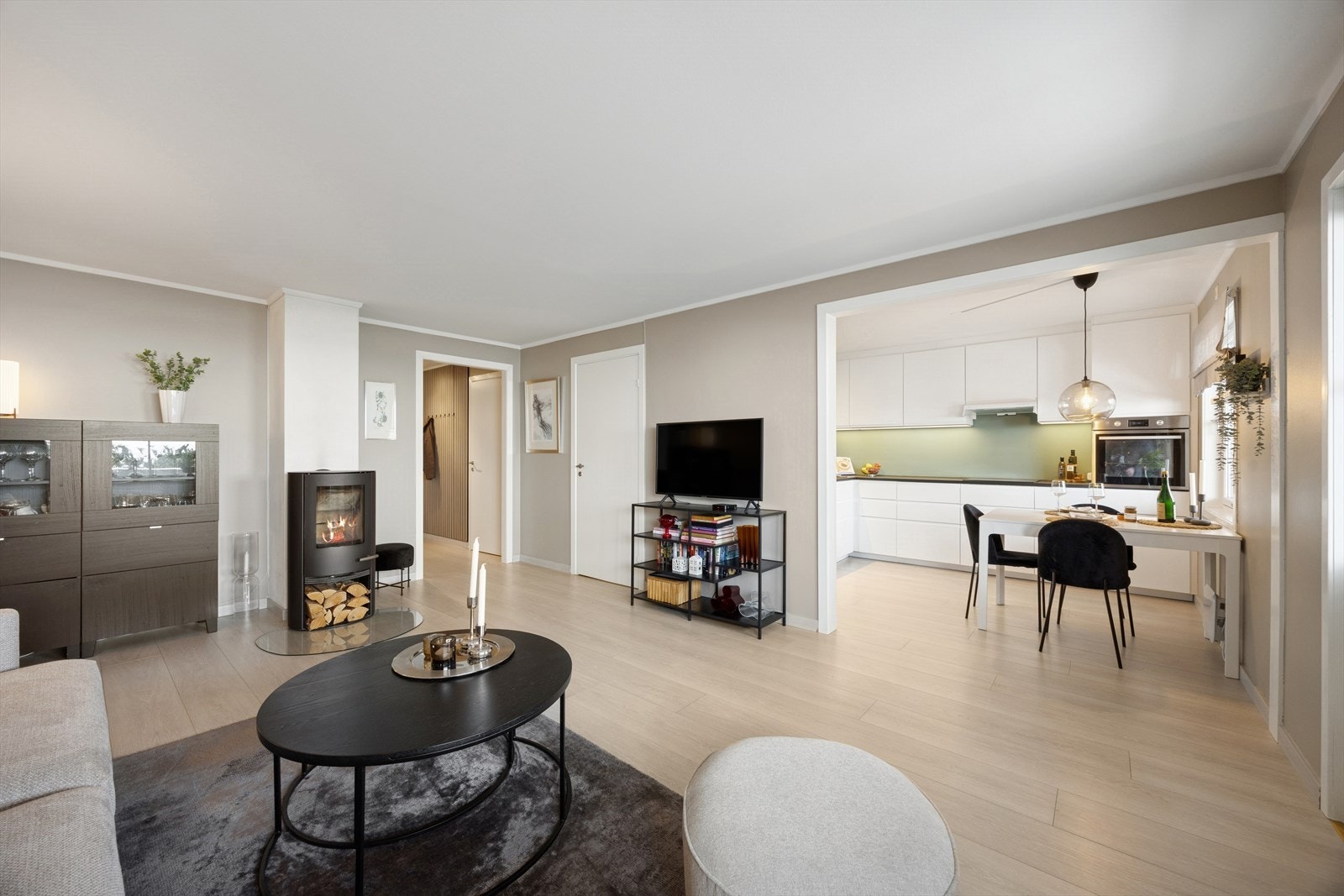 Stuen og kjøkkenet har god plass til både sofagruppe og spisestue, og rommet deles naturlig inn i soner Galleribilde