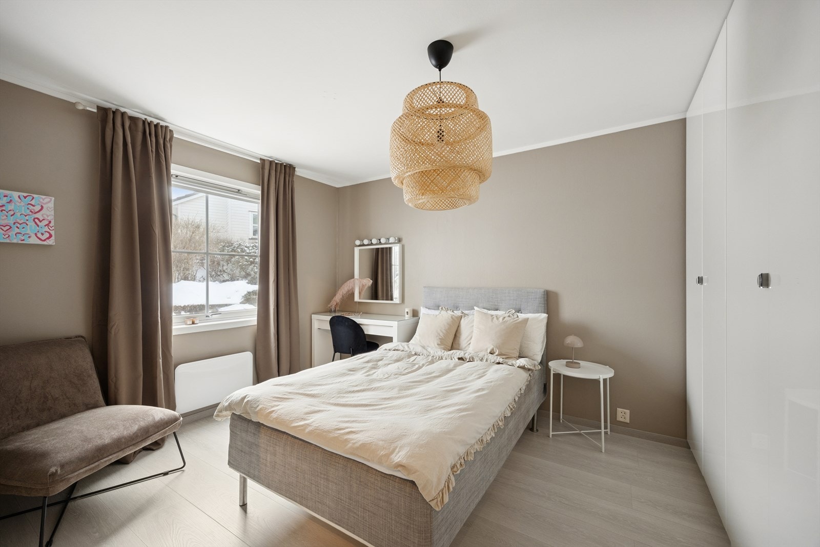 Leiligheten har to lyse og romslige soverom med god plass til både stor seng og øvrige møbler. Vinduene på begge rommene fikk nye glass i 2007 Galleribilde