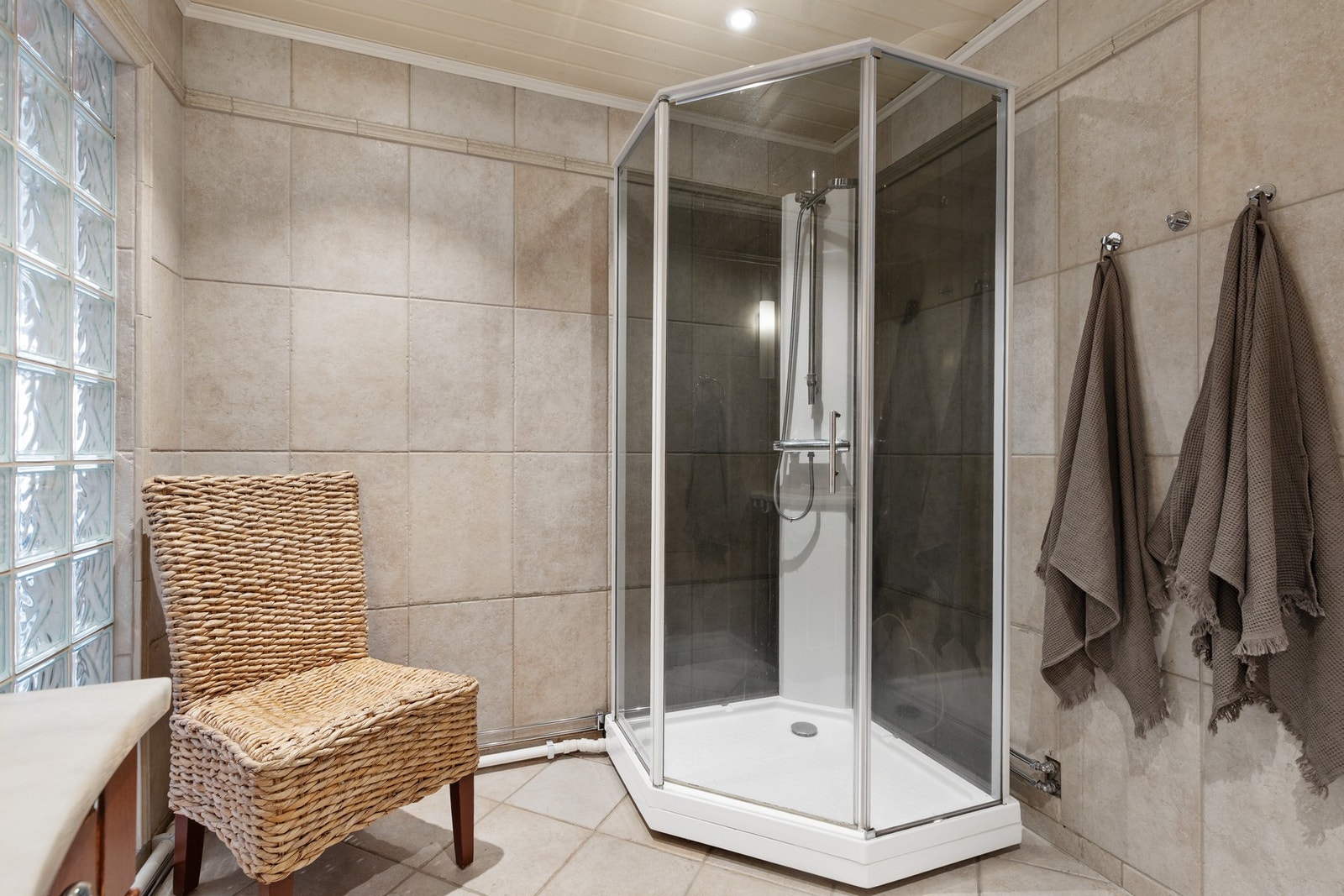 Badet er utstyrt med dusjkabinett Galleribilde