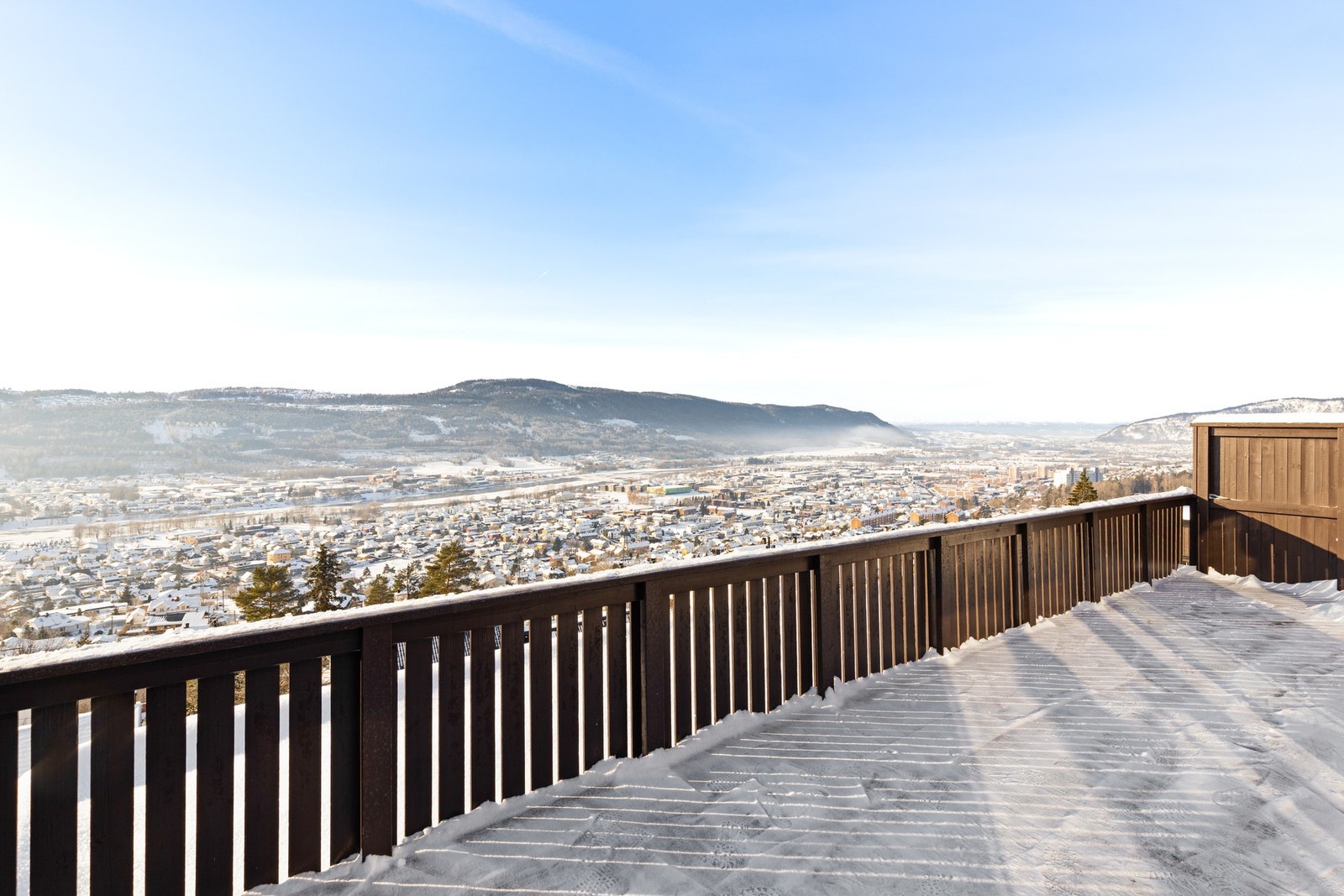 En spektakulær 180-graders panoramautsikt fra Drammen via Mjøndalen og helt til Blefjell på klare dager Galleribilde