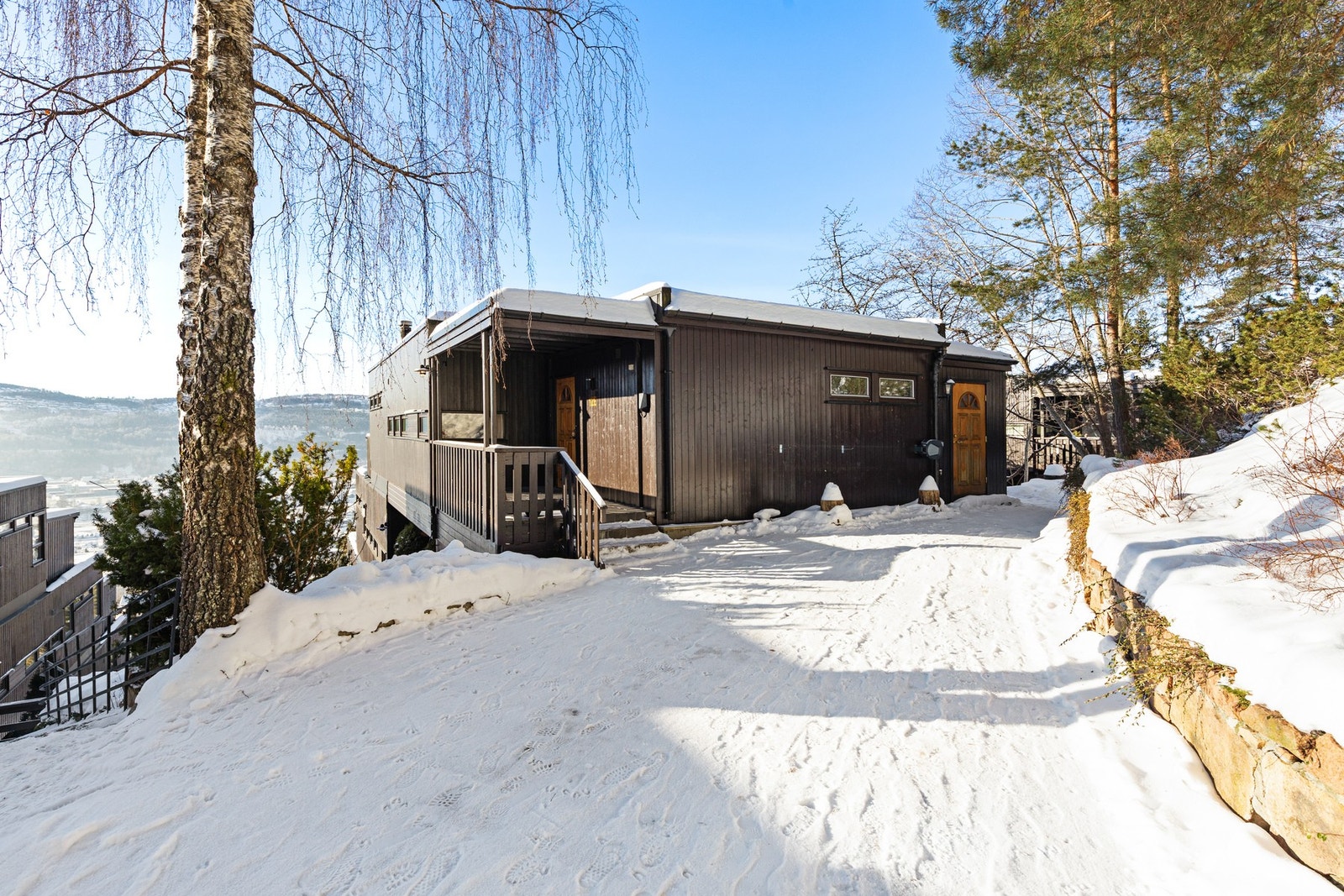 Hyggelig gårdsplass og inngangsparti med elbillader Galleribilde